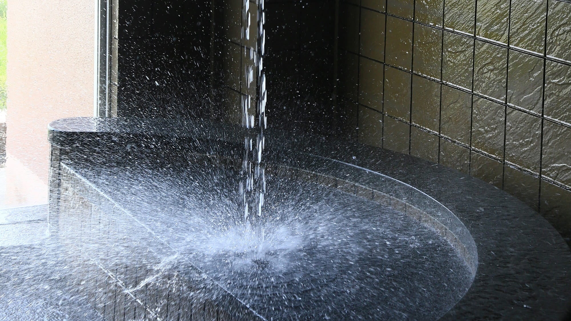 Pleasantly pressurized hot water relaxes the tired body.