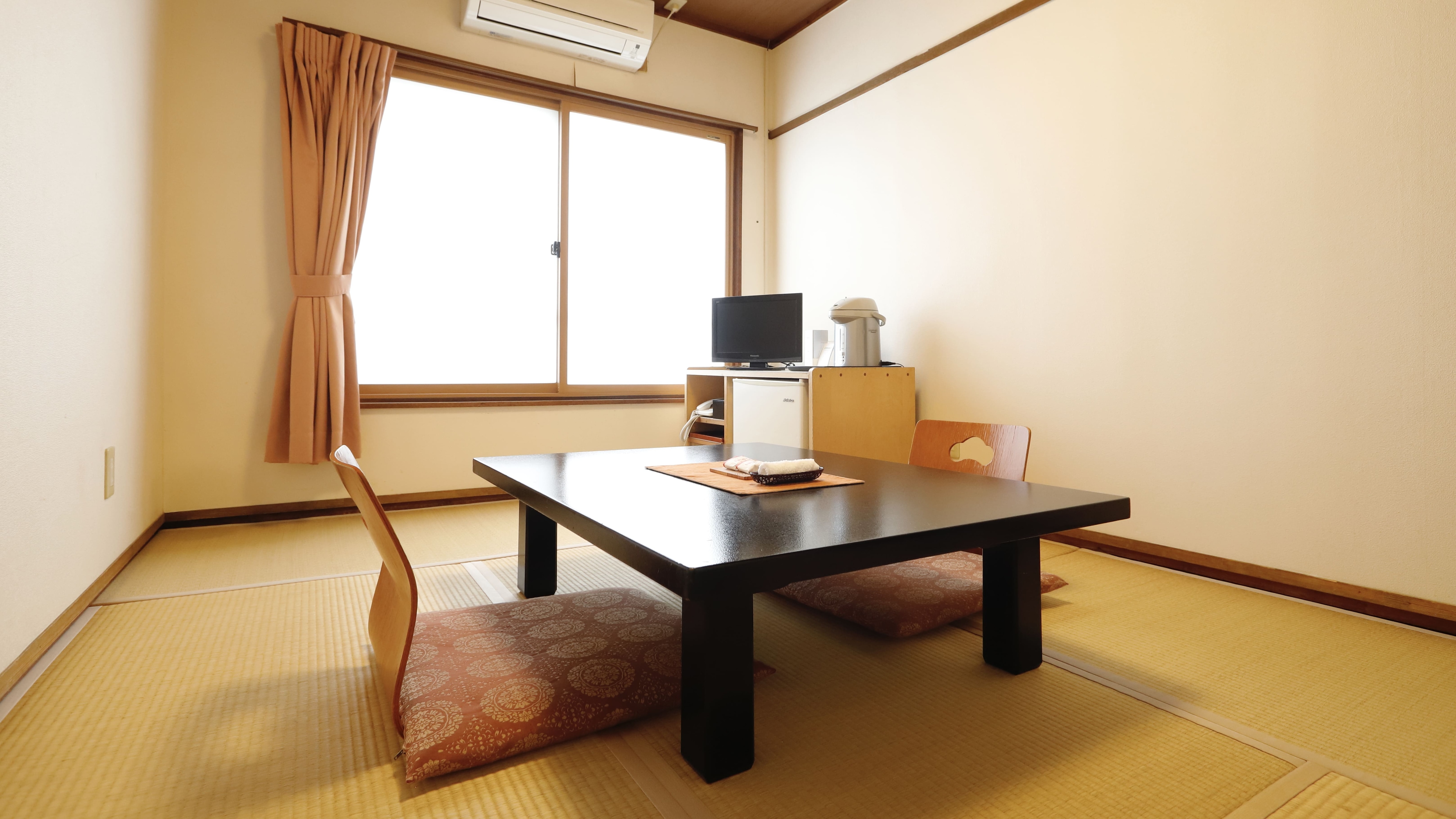 [Toujikan shared toilet (6 tatami mats)] A space that is extremely simple. It is just the right size for one person.