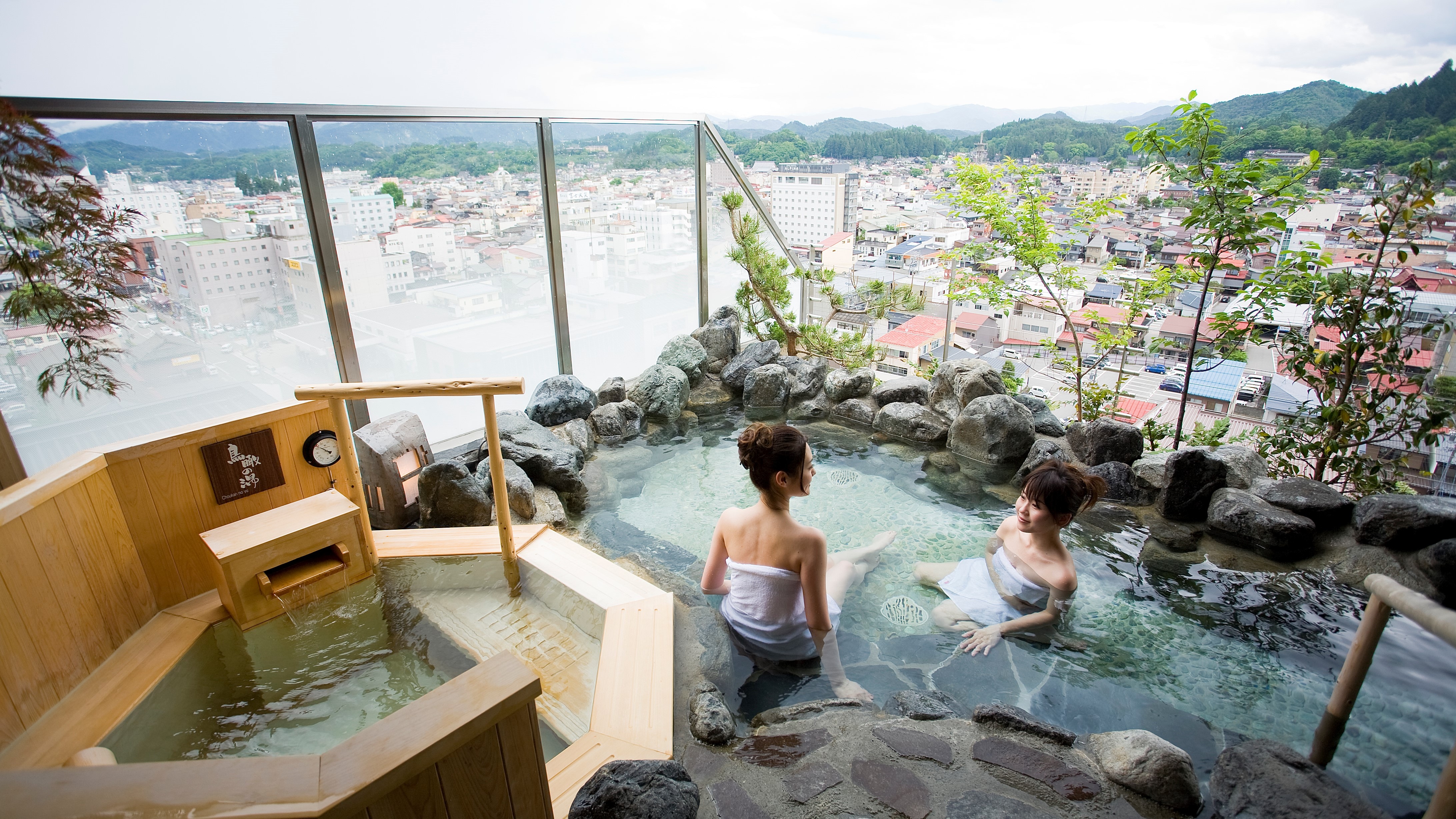 [Open-air bath with a view] Noon