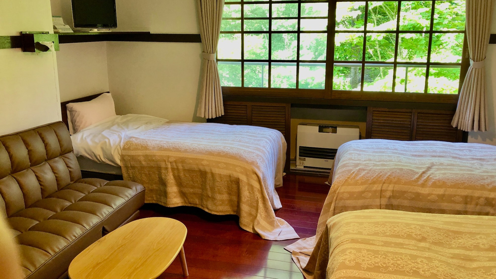 Western-style room with 4 beds