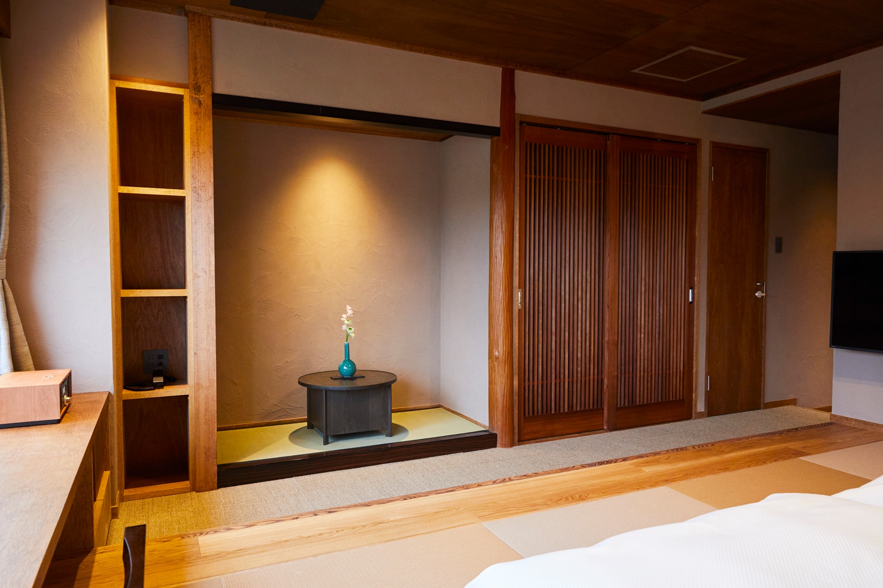 [Japanese-Western style room with indoor hot spring bath - Tsubaki -]