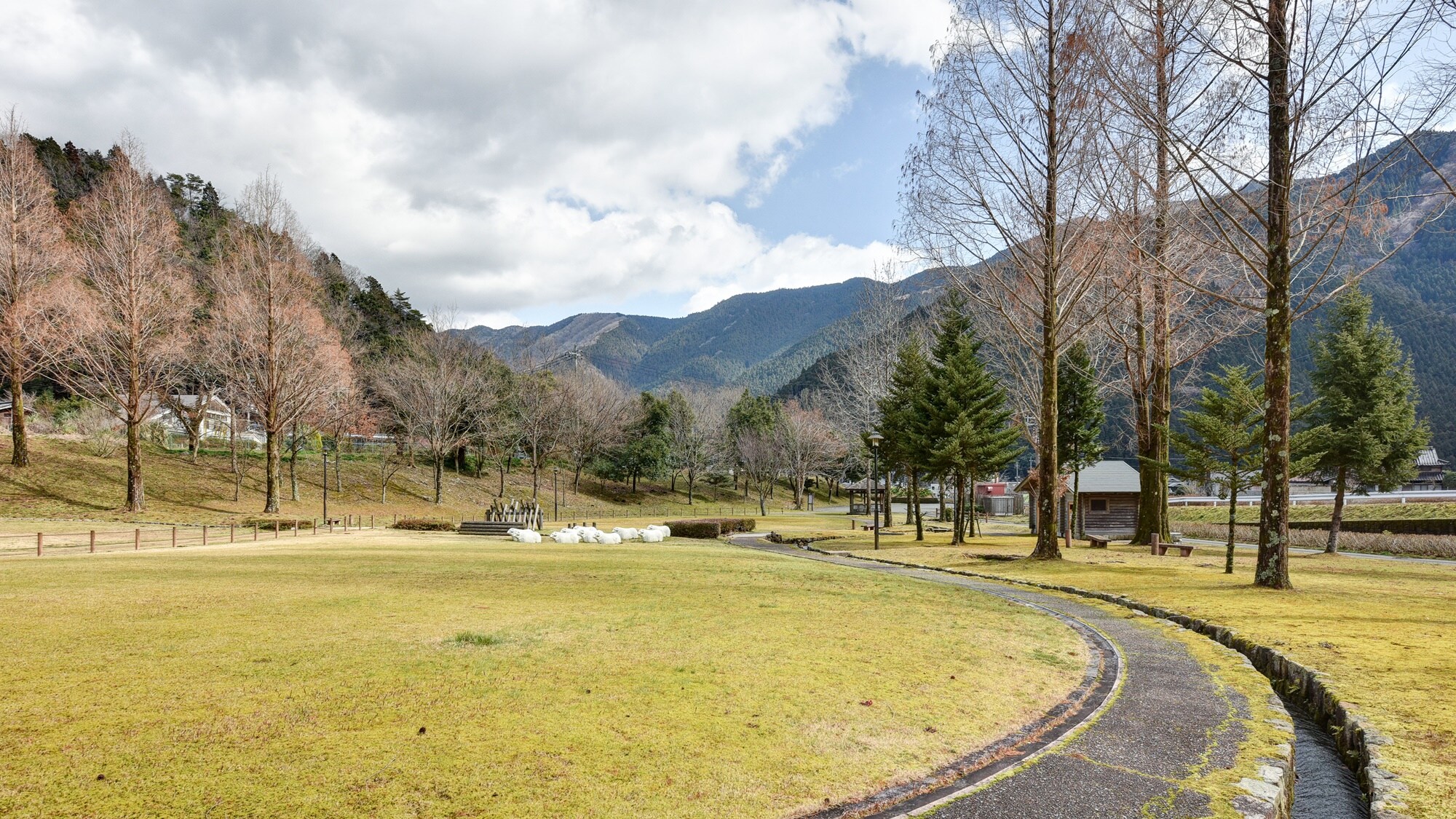 *[庭院] 悠閒地散步如何？