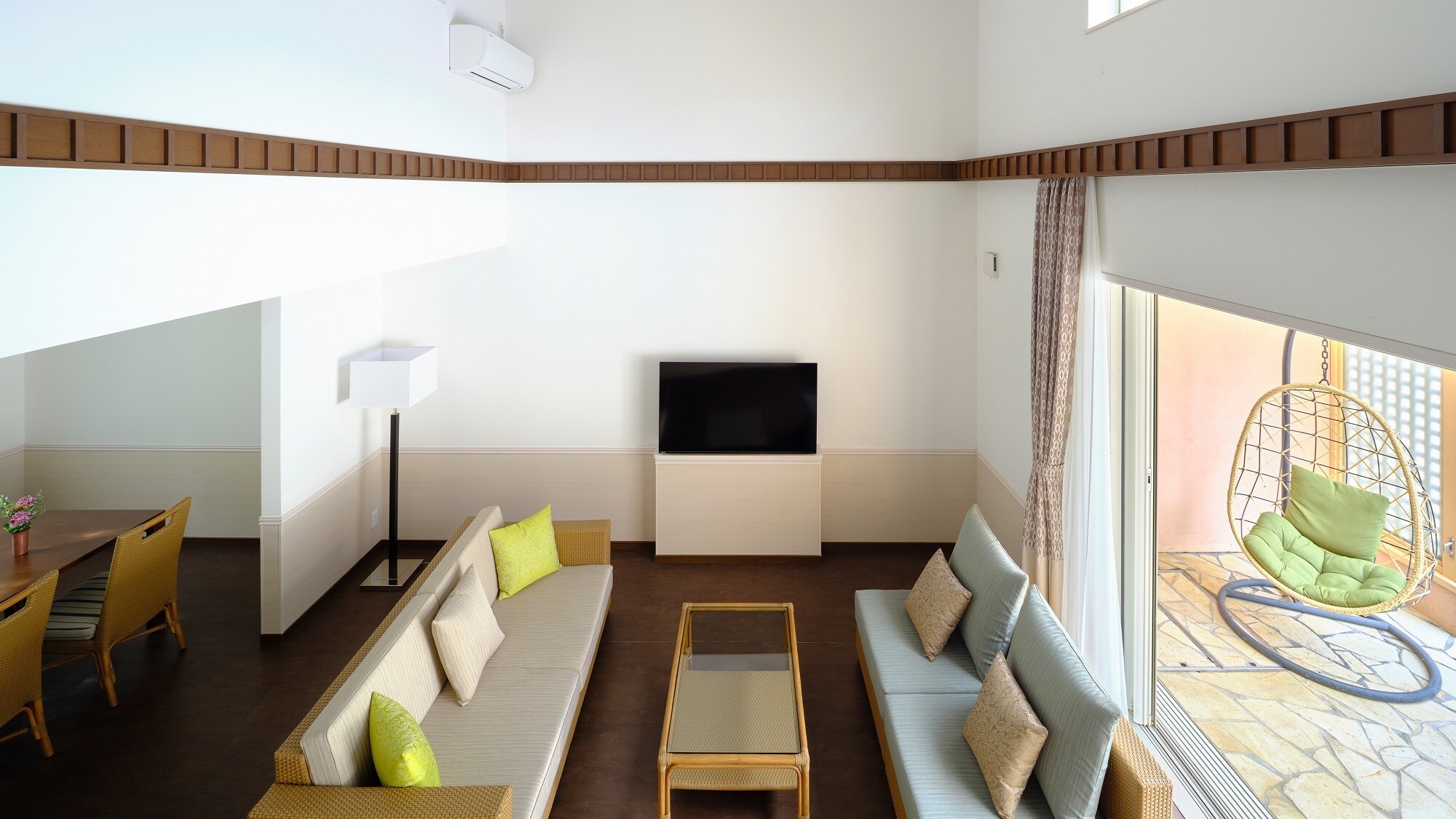 [Aqua Terrace Pool Suite] A room on the first floor with a living and dining area, allowing you to fully enjoy the resort atmosphere.