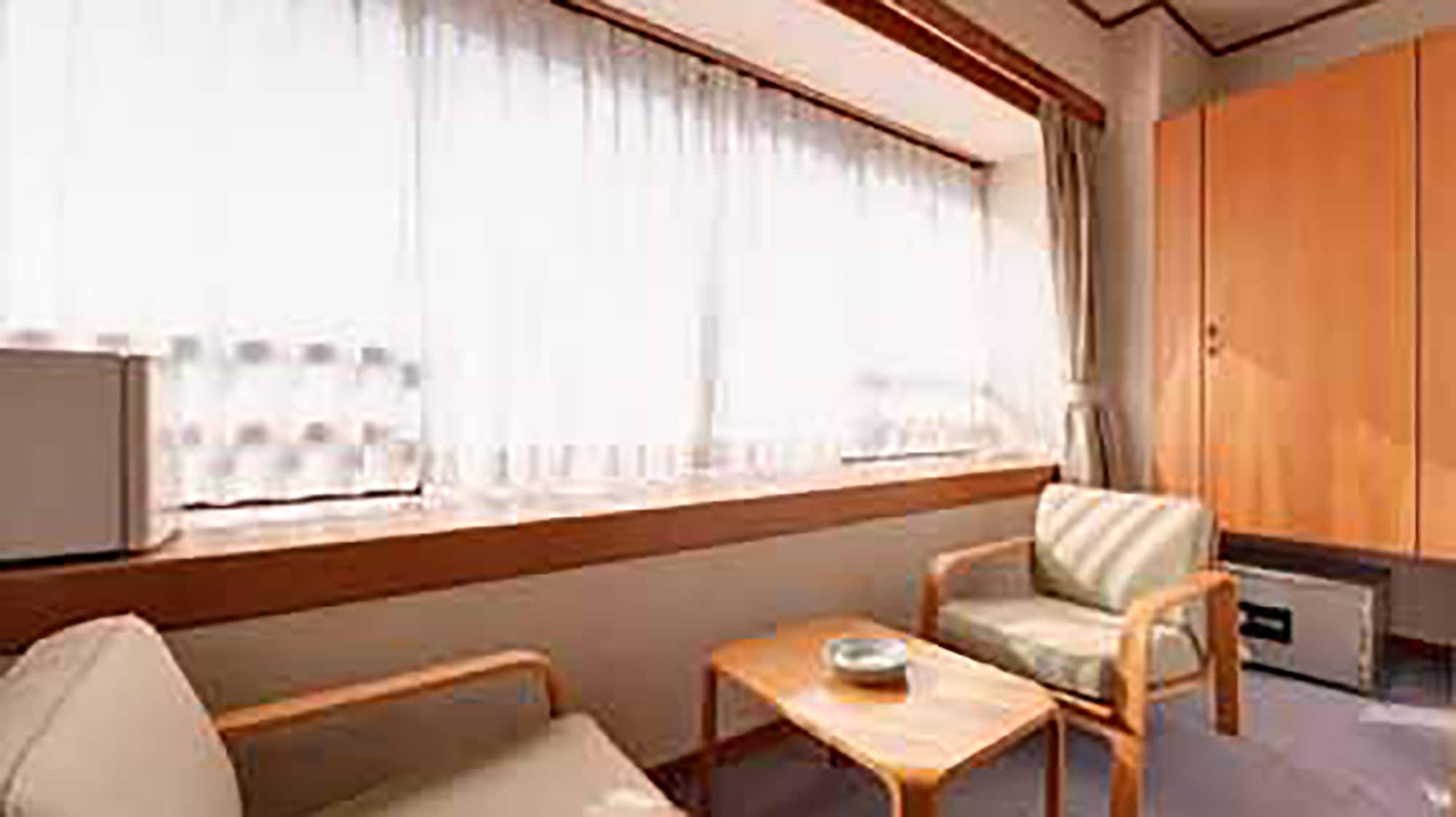 * [Kamar bergaya Jepang 8 tikar tatami (contoh kamar tamu)] Duduklah di kursi dekat jendela dan benamkan diri Anda dalam perjalanan Anda.