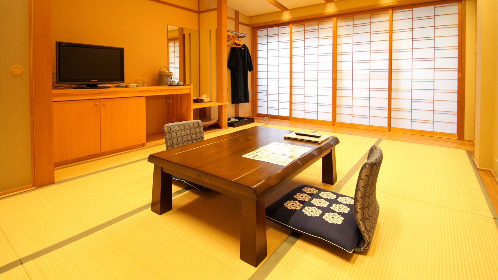 ・＜Japanese-style room＞A room of about 9 tatami mats that can accommodate up to 4 people.
