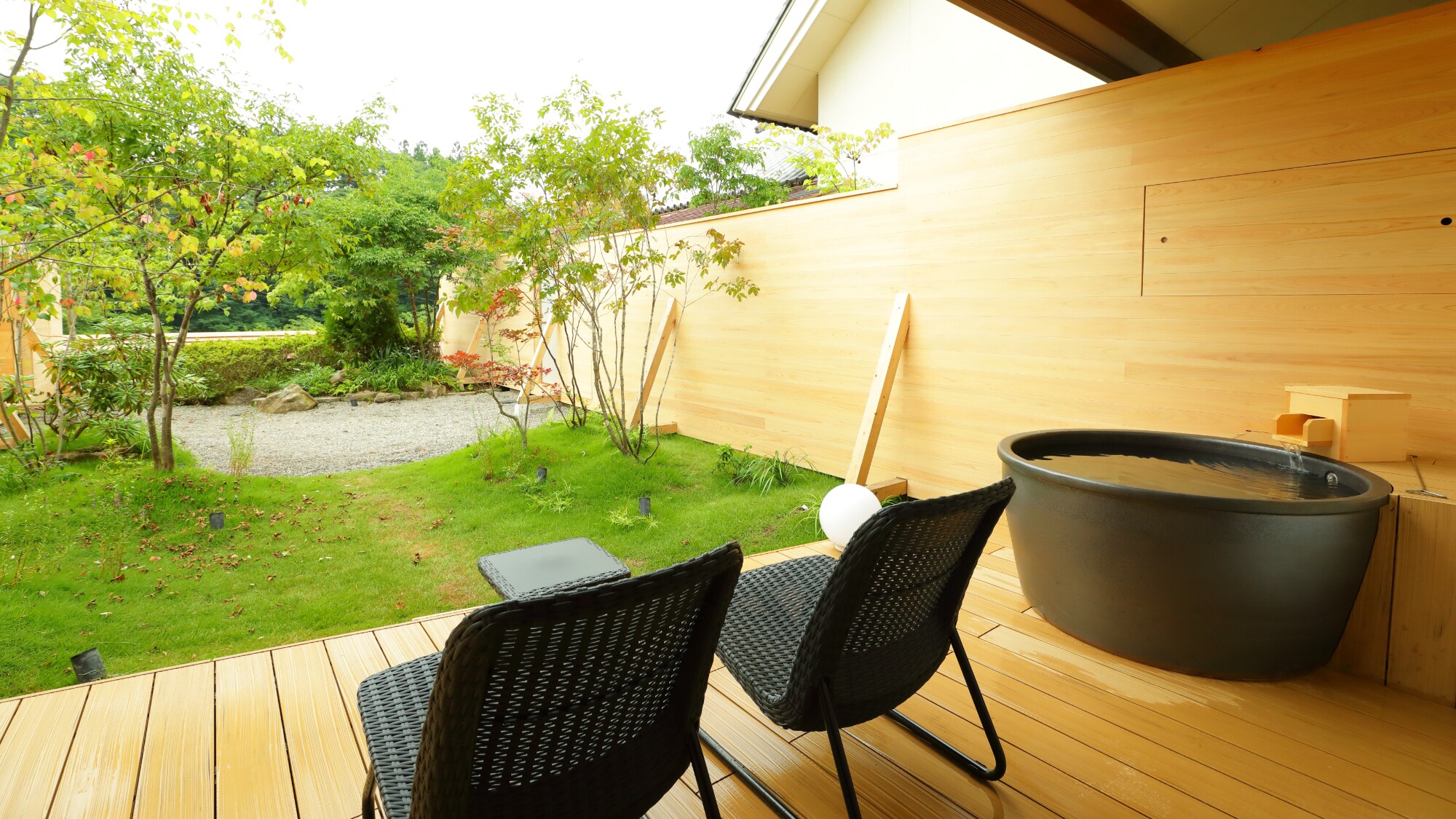 [Phòng nghỉ có bồn tắm ngoài trời Shigaraki-yaki] Từ sân thượng của phòng nghỉ, bạn có thể ngắm cảnh núi non và bầu trời đầy sao, mang đến cho bạn cảm giác về thiên nhiên Shima.