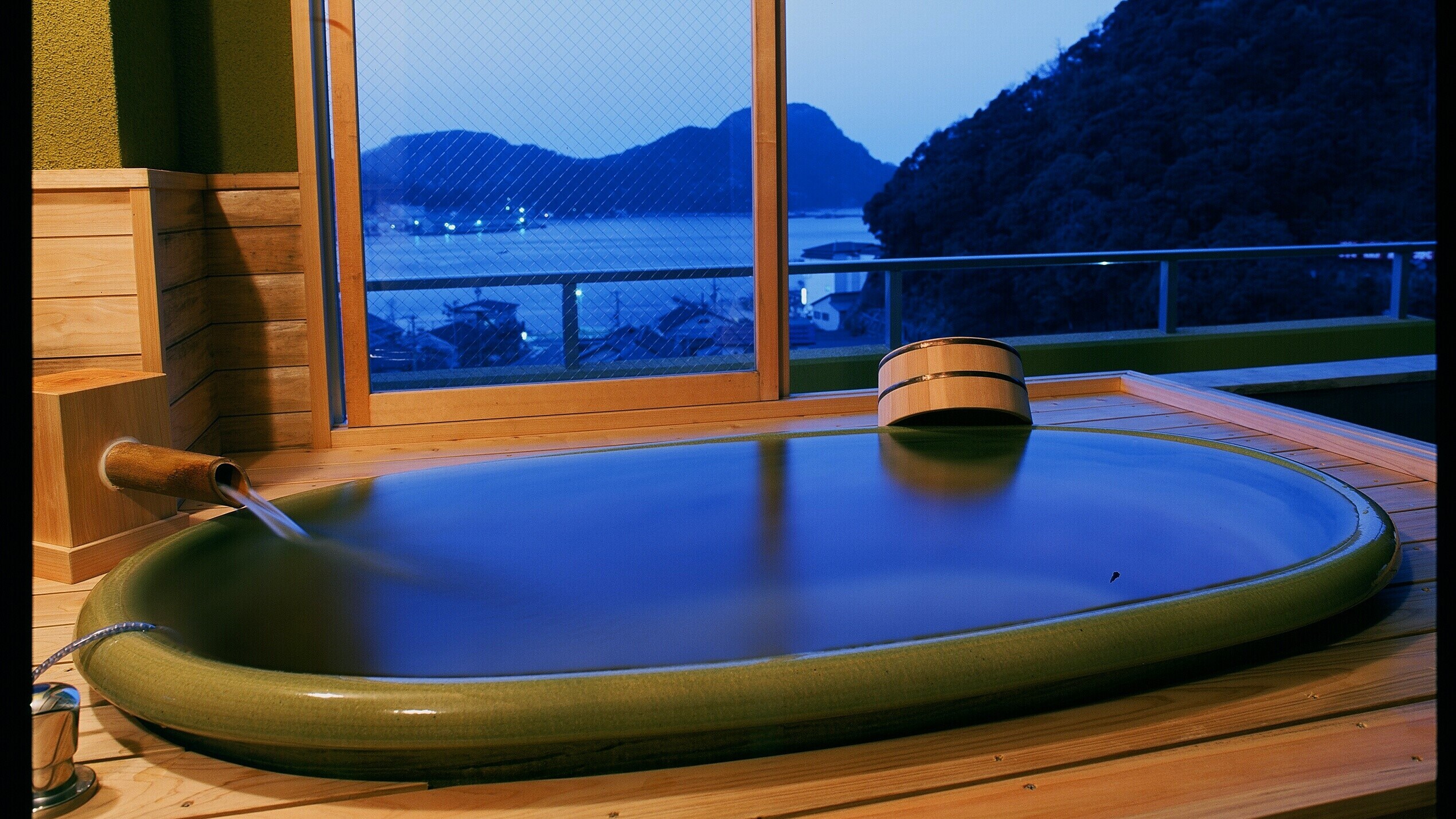 At "Tsukiankou", you can enjoy a "semi-open-air hot spring bath" overlooking Shibayama Port.