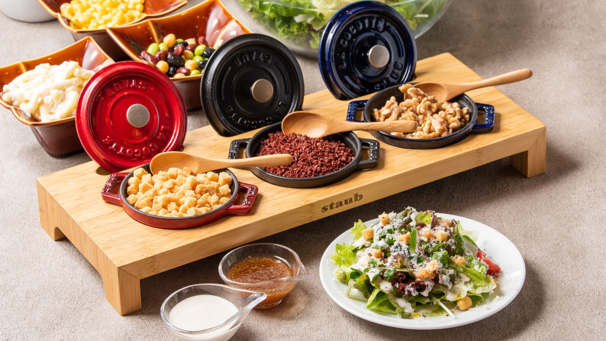 Nửa tiệc buffet (quầy salad)