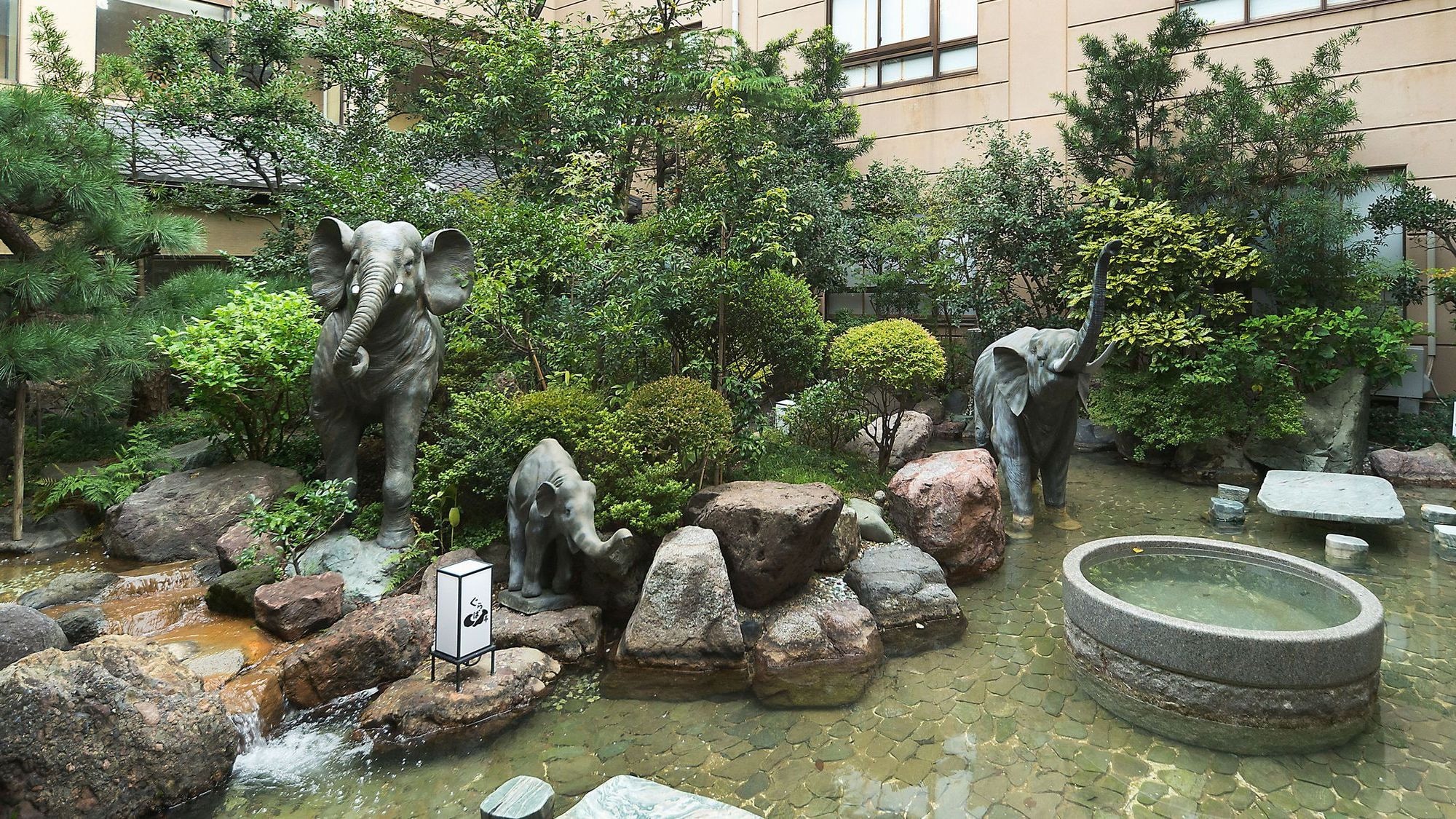 [Garden] Mother and child elephants play together in the water in the courtyard♪