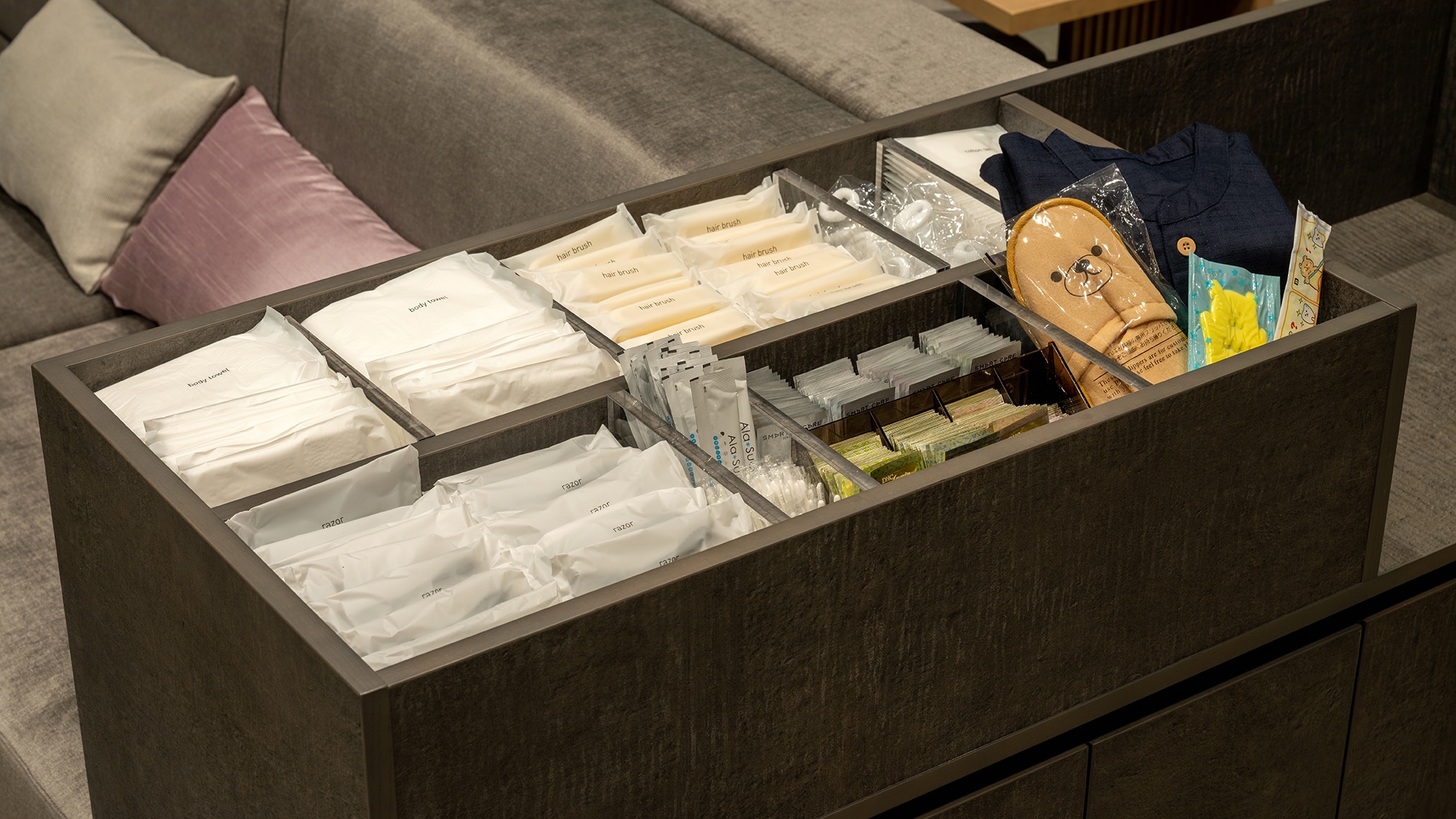 [盥洗用品自助餐] 請從一樓的盥洗用品自助角落攜帶盥洗用品。
