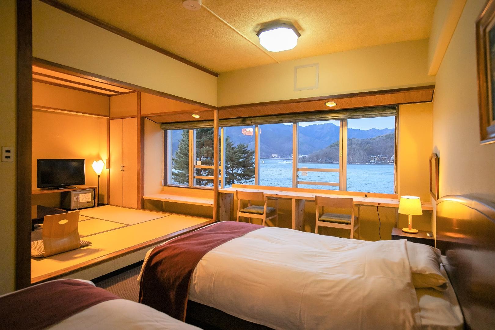West Wing Japanese-Western Room (Japanese-style room 8 tatami mats + 2 beds) [Non-smoking]
