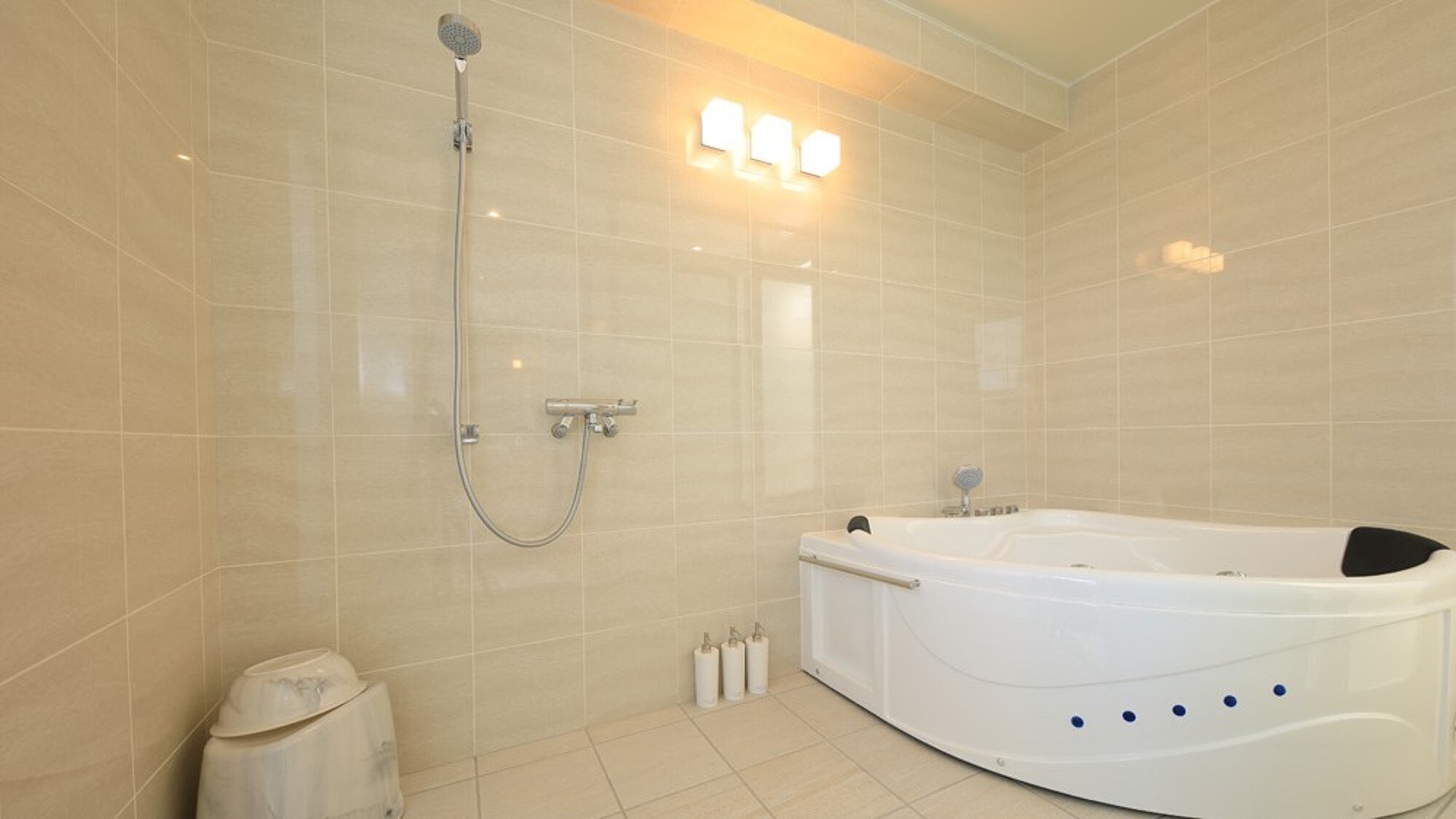 [Phòng suite cao cấp] Tất cả các phòng đều được trang bị phòng tắm sạch sẽ và bồn tắm nước nóng.
