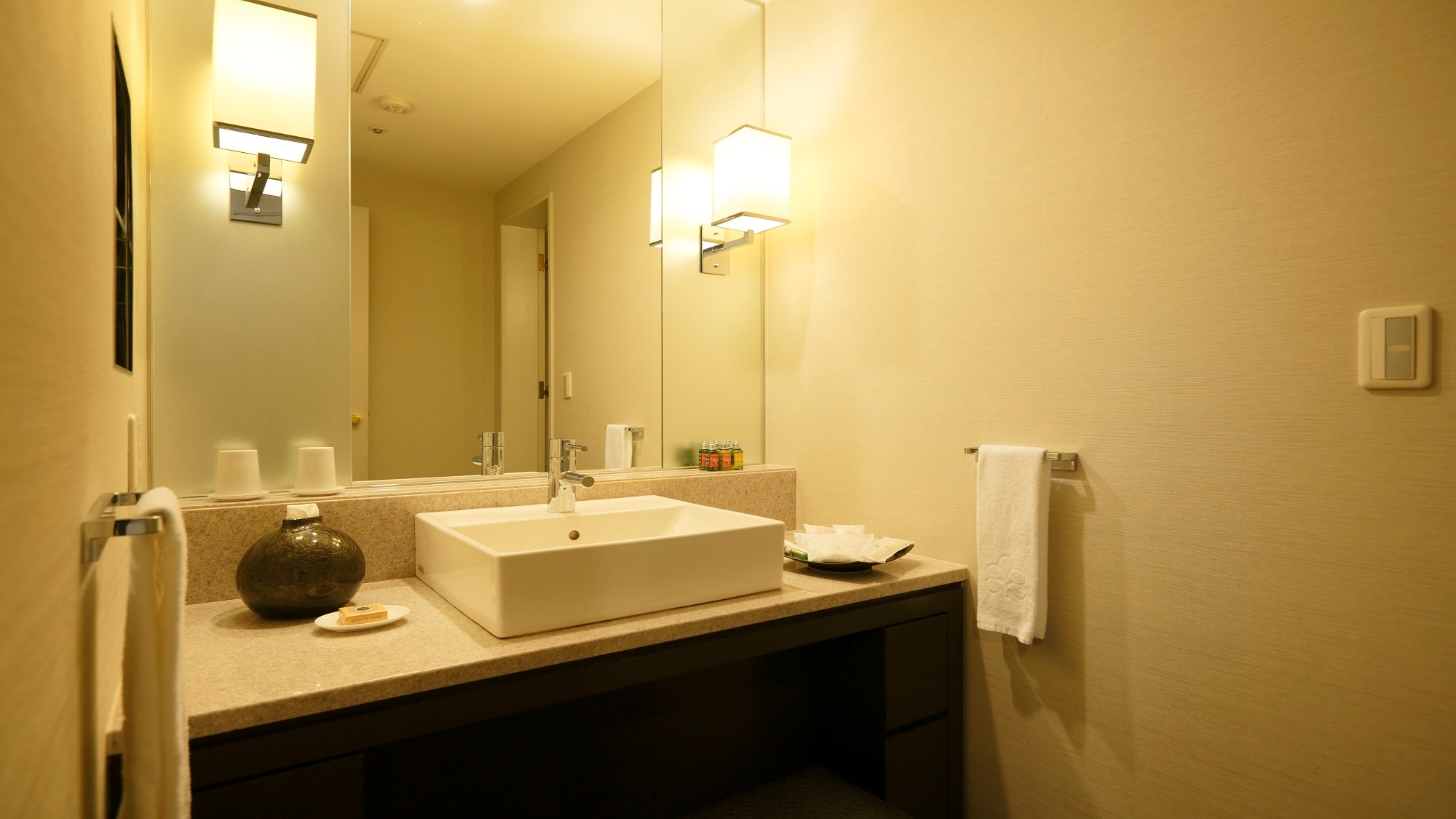 Stylish Deluxe Twin / Basin