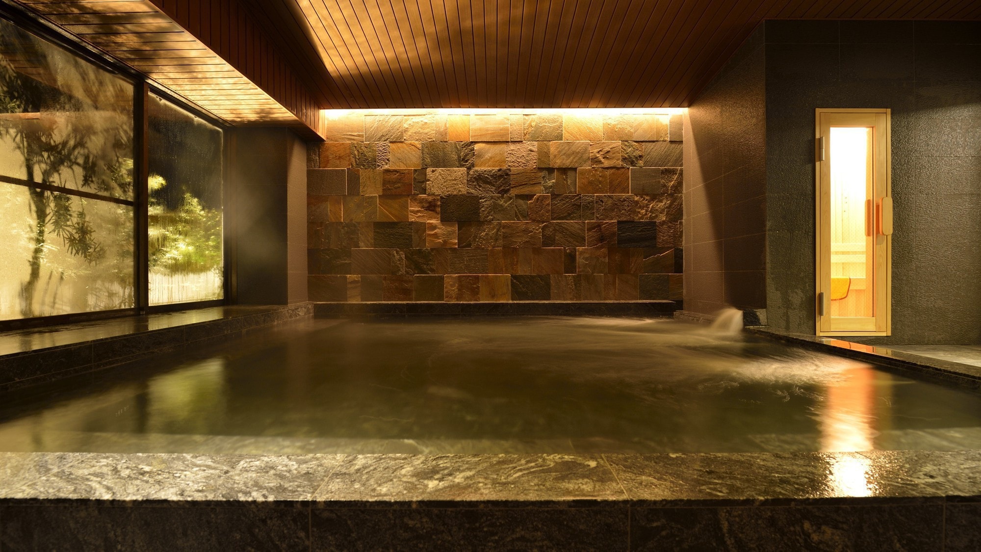 “อ่างอาบน้ำฟีนิกซ์” ใช้ซิลิกาสีดำ ซึ่งเป็นหินที่กล่าวกันว่ามีพลังในการสถิตย์ของเทพเจ้า