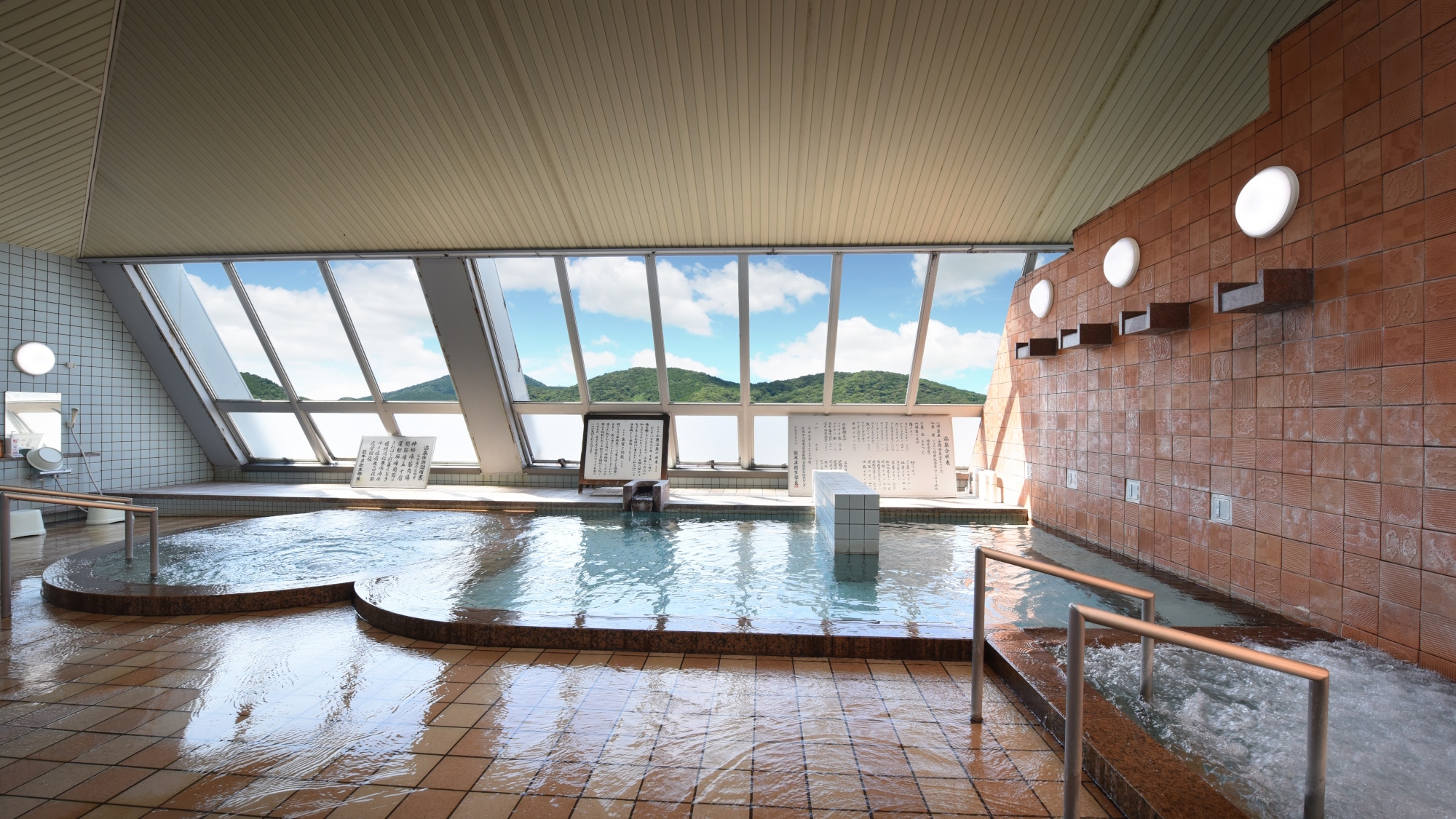 It is a large public bath where you can overlook the city of Yamaga.