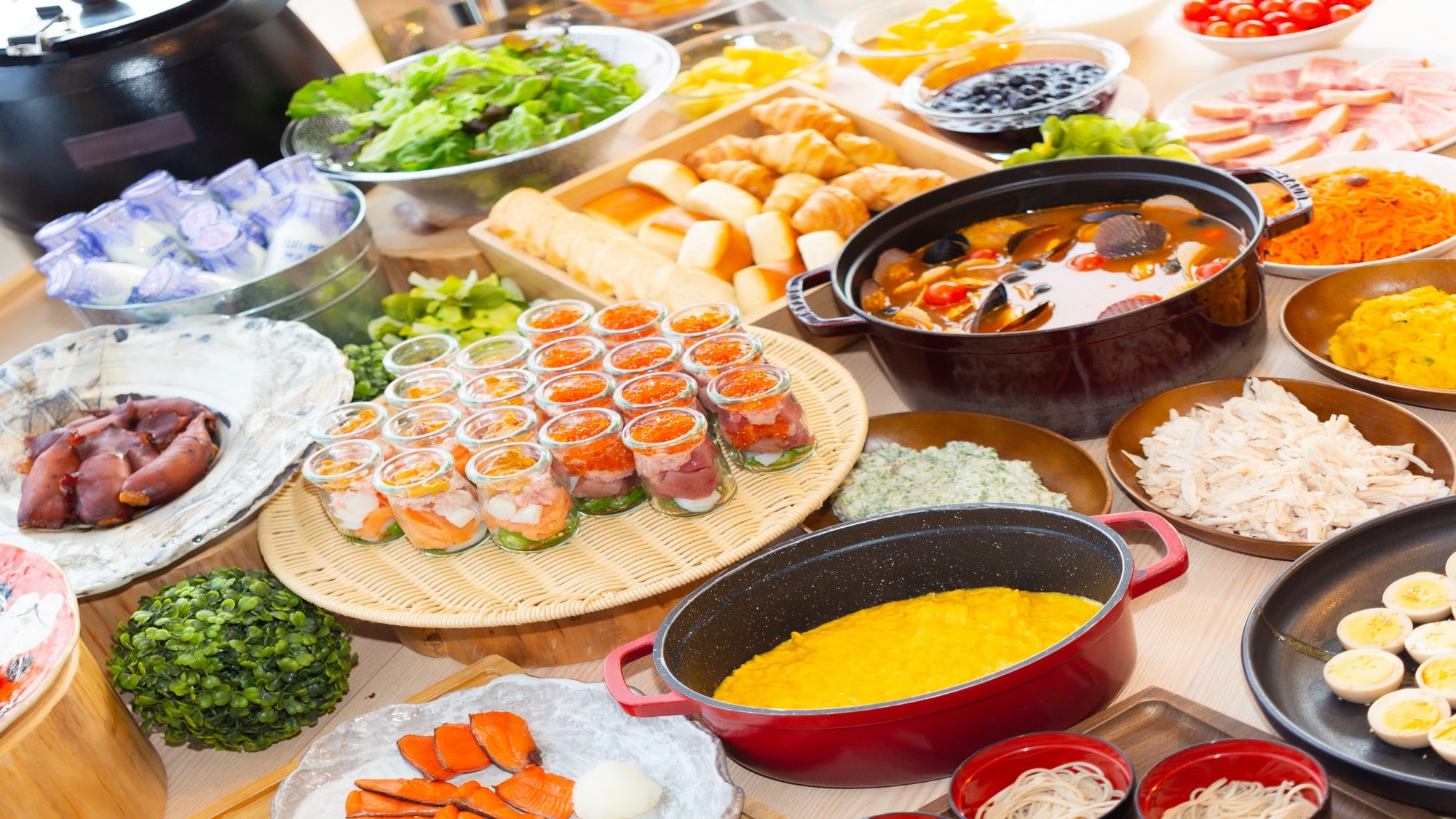 A wide variety of Japanese and Western menus are available (image)