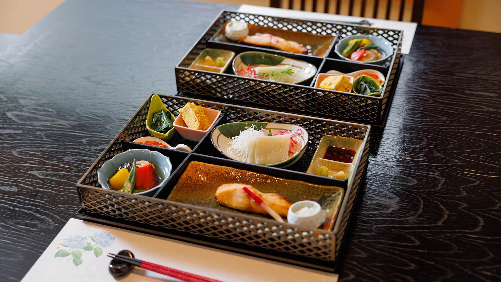 【사쿠라보】 아침 식사는, 제철의 생선이 메인의 솥과 하프 바이킹으로 풍부하게