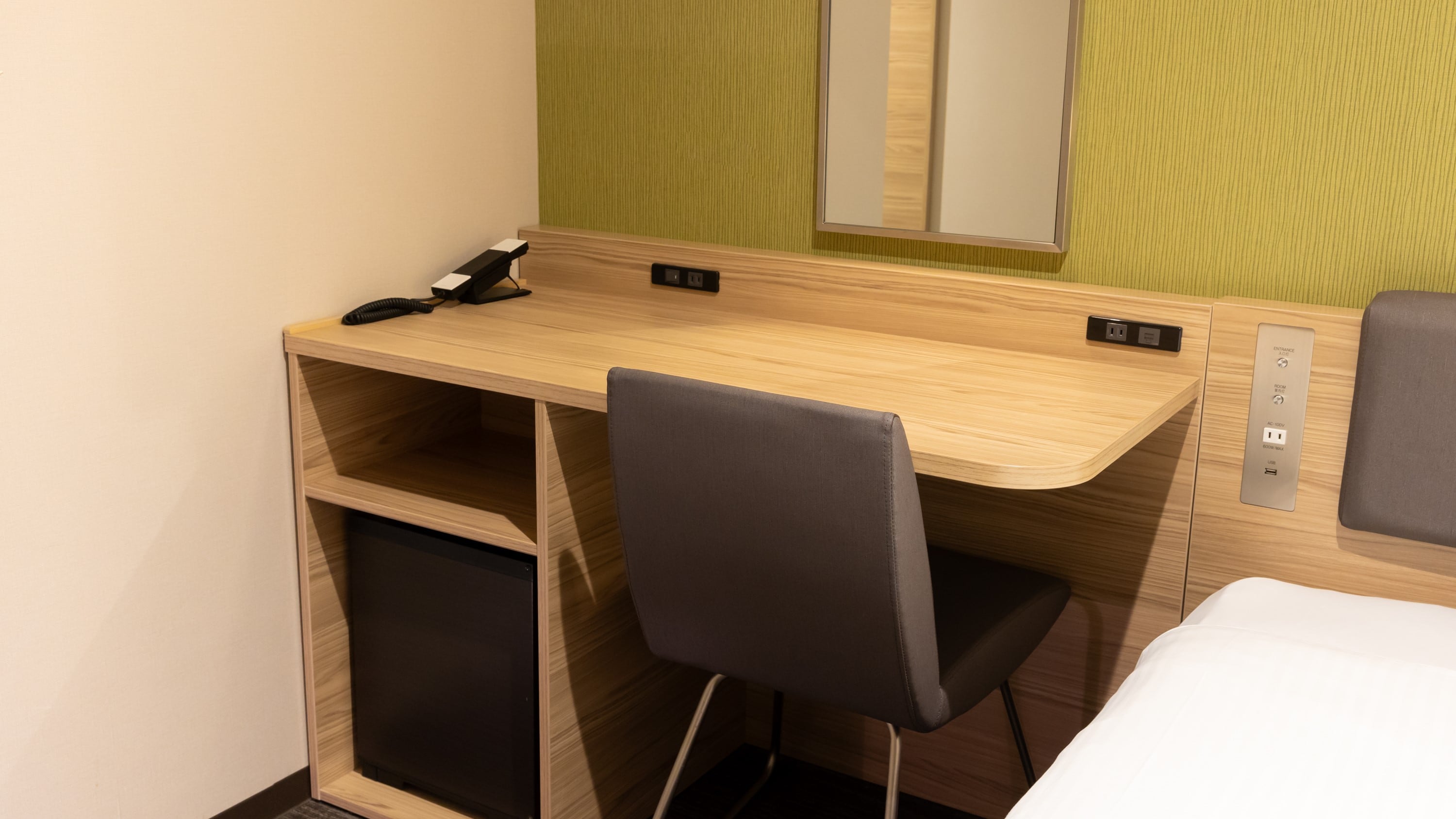 Semi-double desk/chair