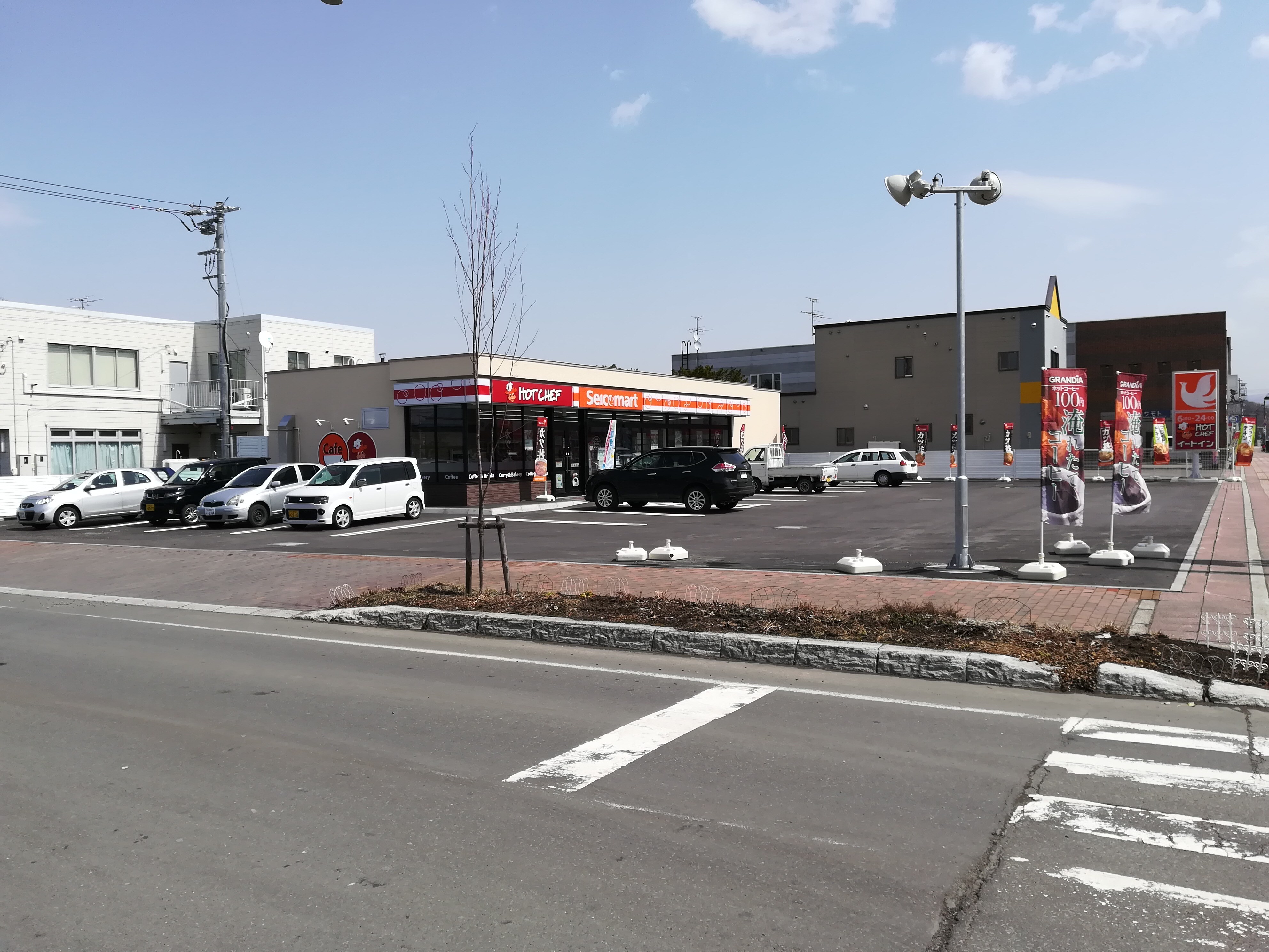 There is a convenience store in the immediate vicinity