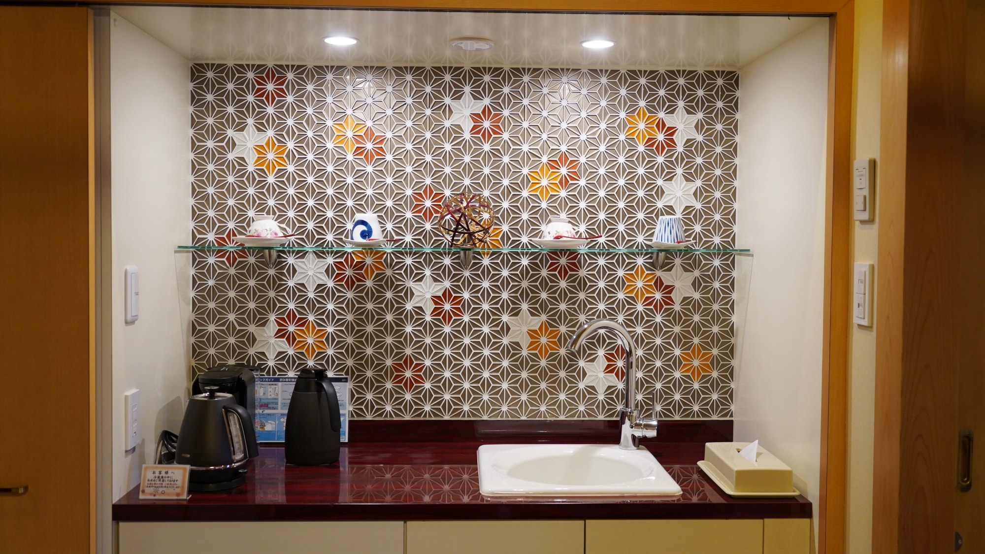 "Ubin kaca" di kamar Jepang dan Barat dengan pemandian terbuka di paviliun