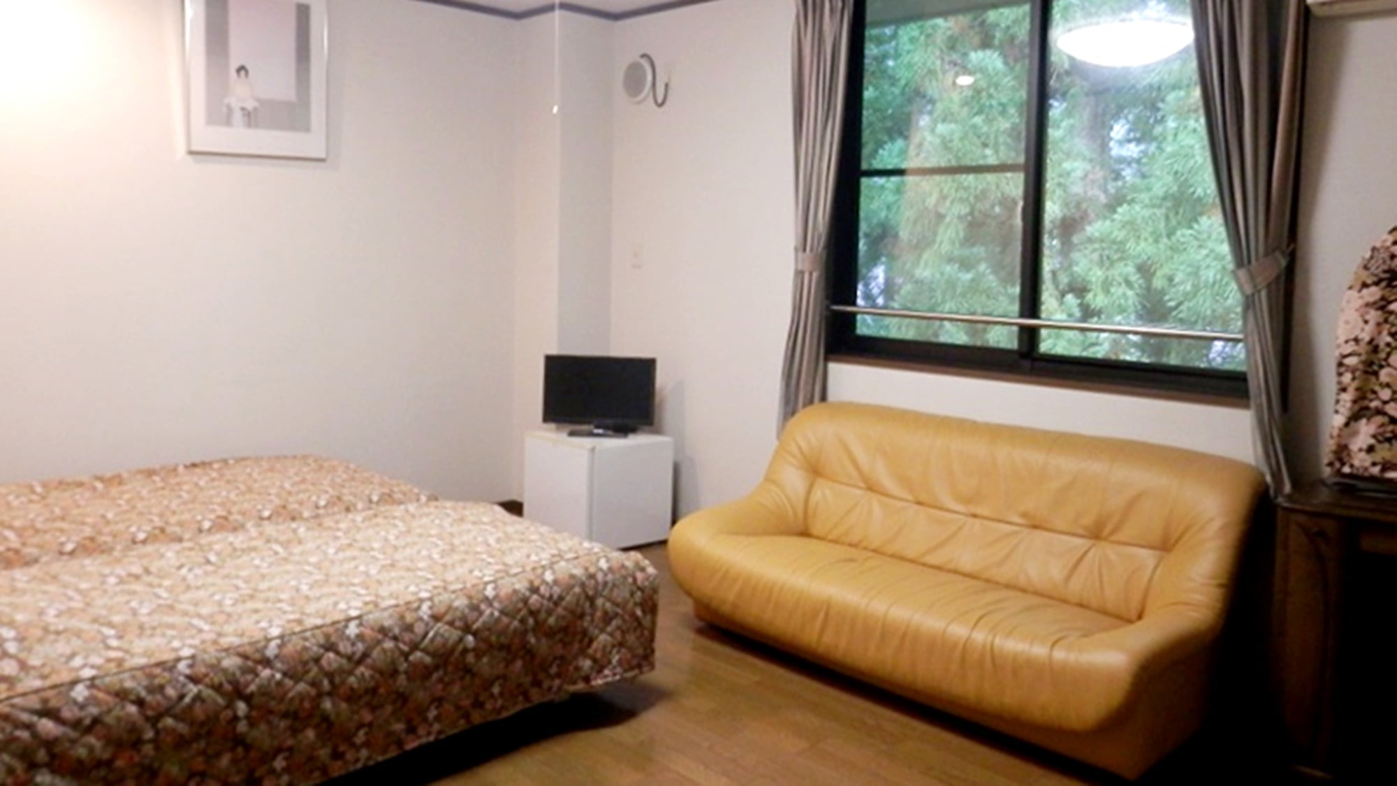 *[Example of a 9 tatami Western-style room] Twin beds are placed in the Western-style room. No smoking.