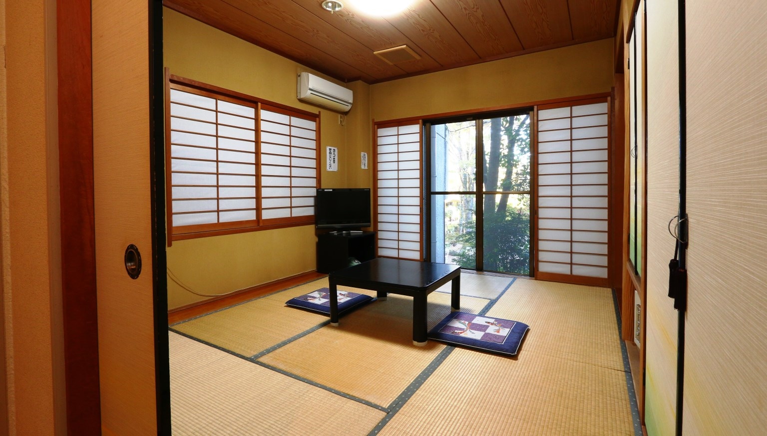 Japanese-style room (6 tatami mats)