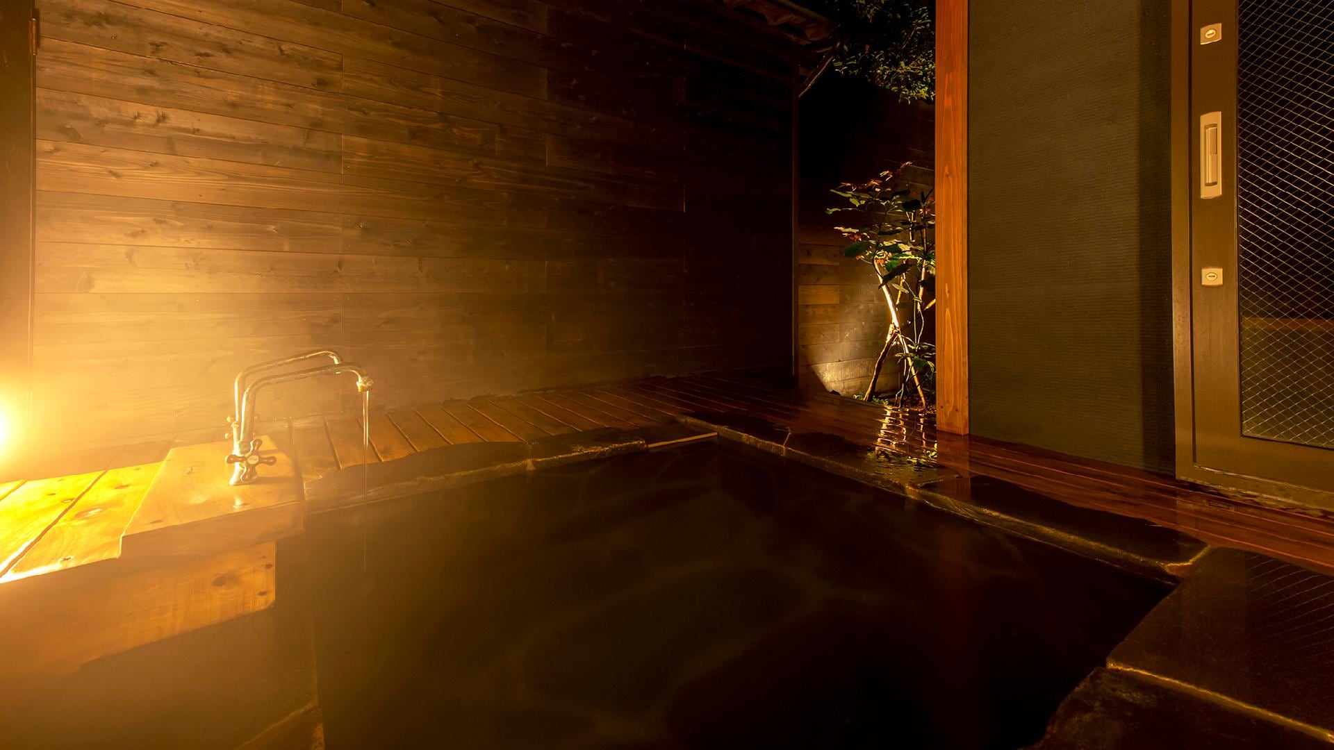 An example of a detached Tomo open-air bath
