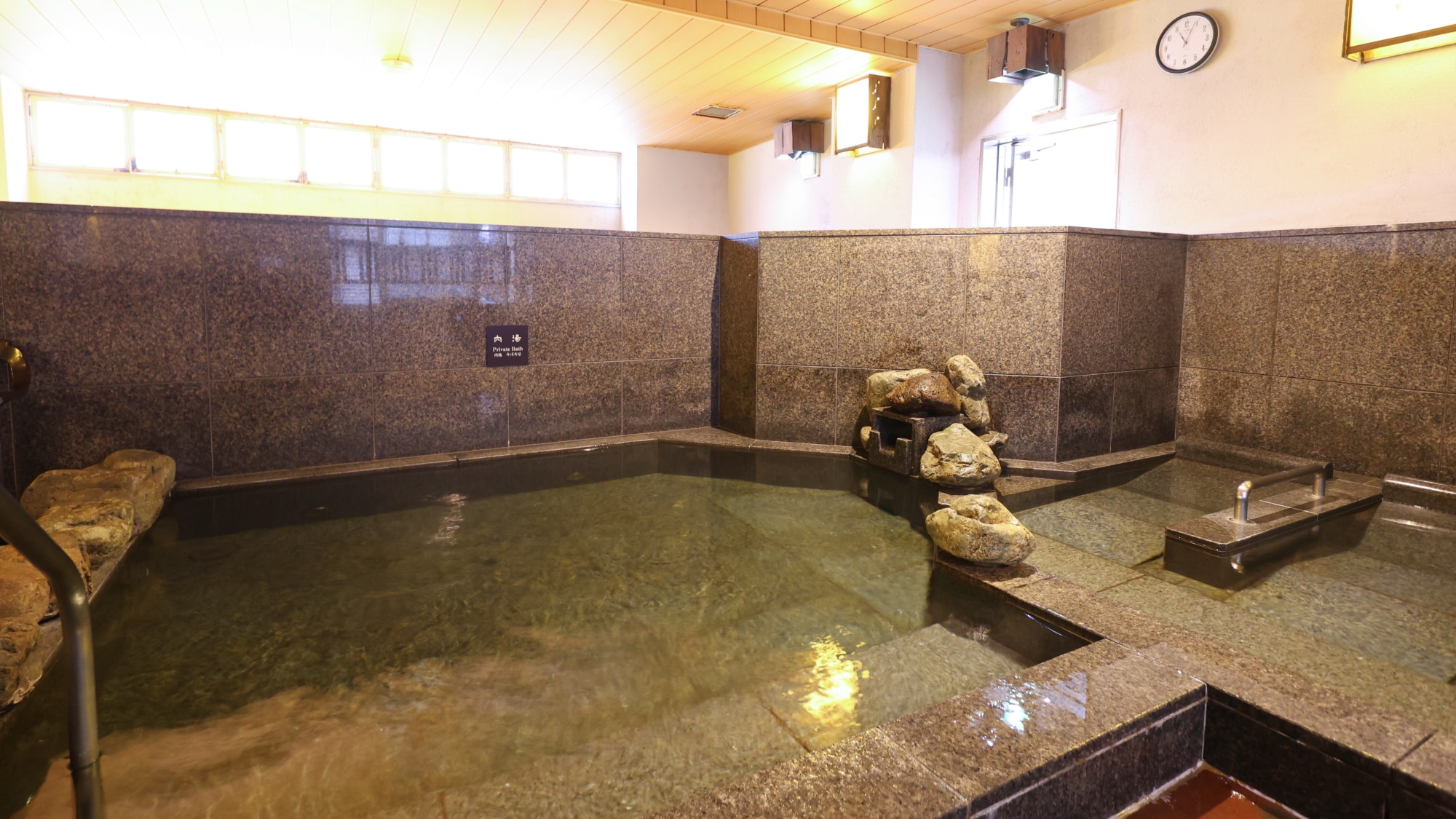 Pemandian umum besar dengan pemandian terbuka dan pemandian dalam ruangan.