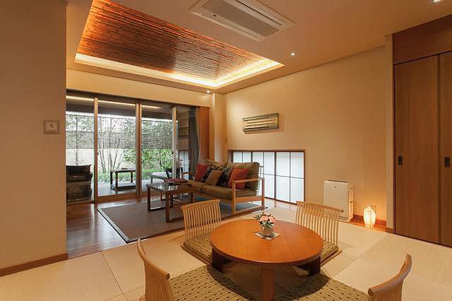 Kamar bergaya Jepang-Barat dengan teras dengan bathtub terbuka (55 meter persegi), lantai 1 (D)