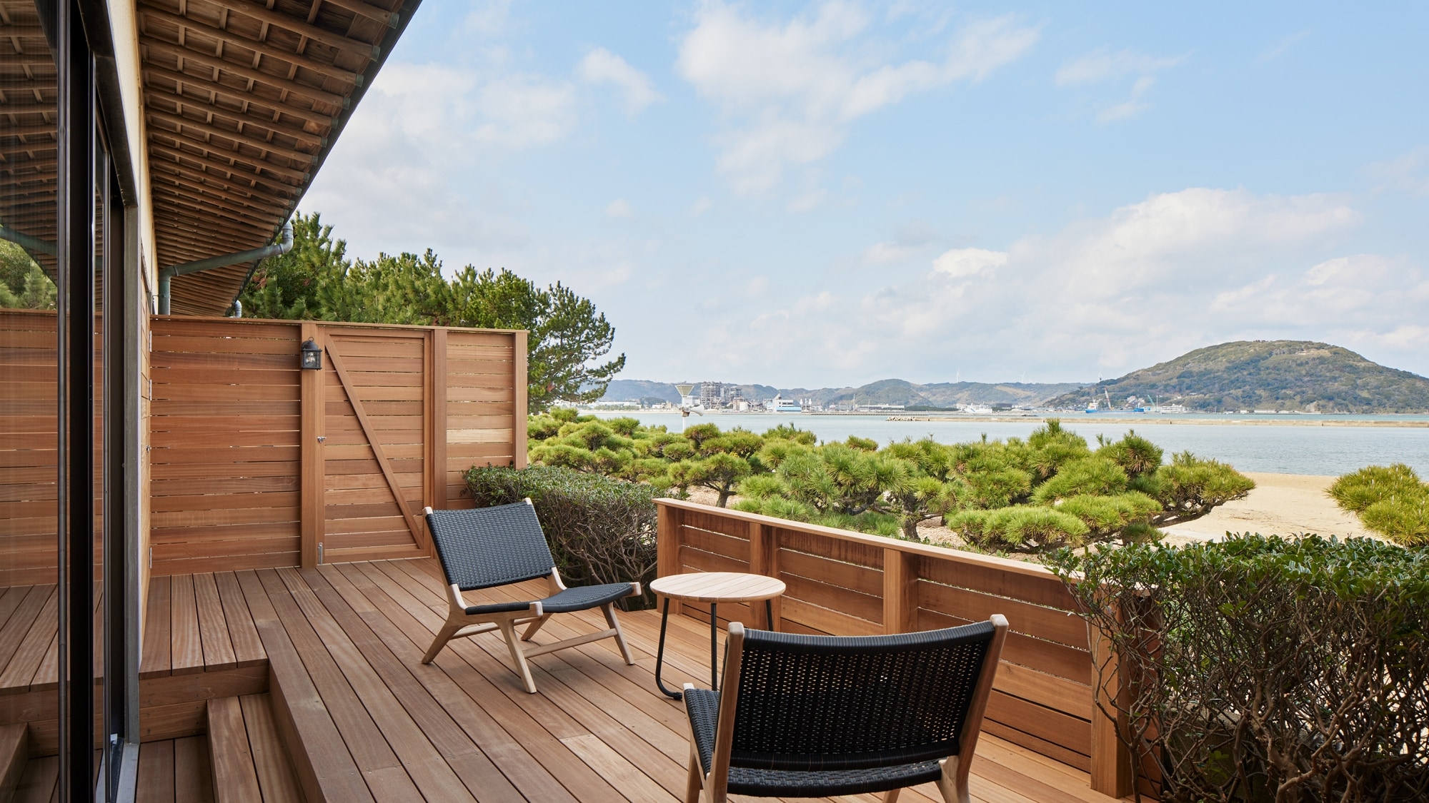 You can overlook the Karatsu sea from the [10 tatami mats, pine, bamboo, and plum] terrace.