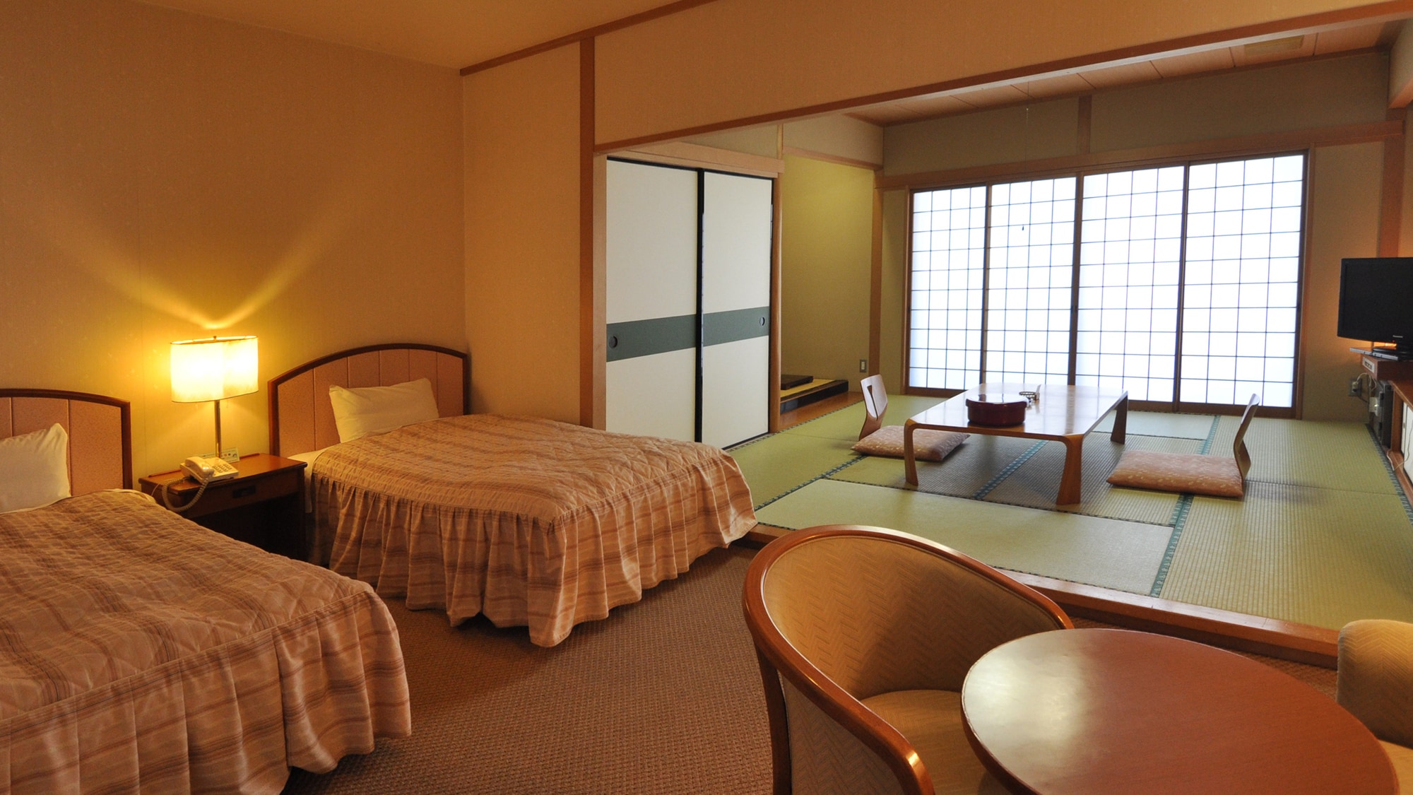 [日式和西式房間] 雙人房和8張榻榻米之間的豪華房