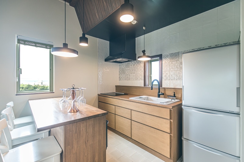 Comes with a stylish kitchen equipped with appliances, tableware, and seasonings