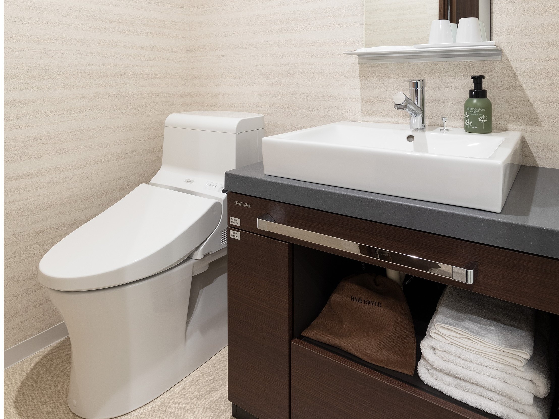 The twin room with kitchen has a separate bathroom and toilet.