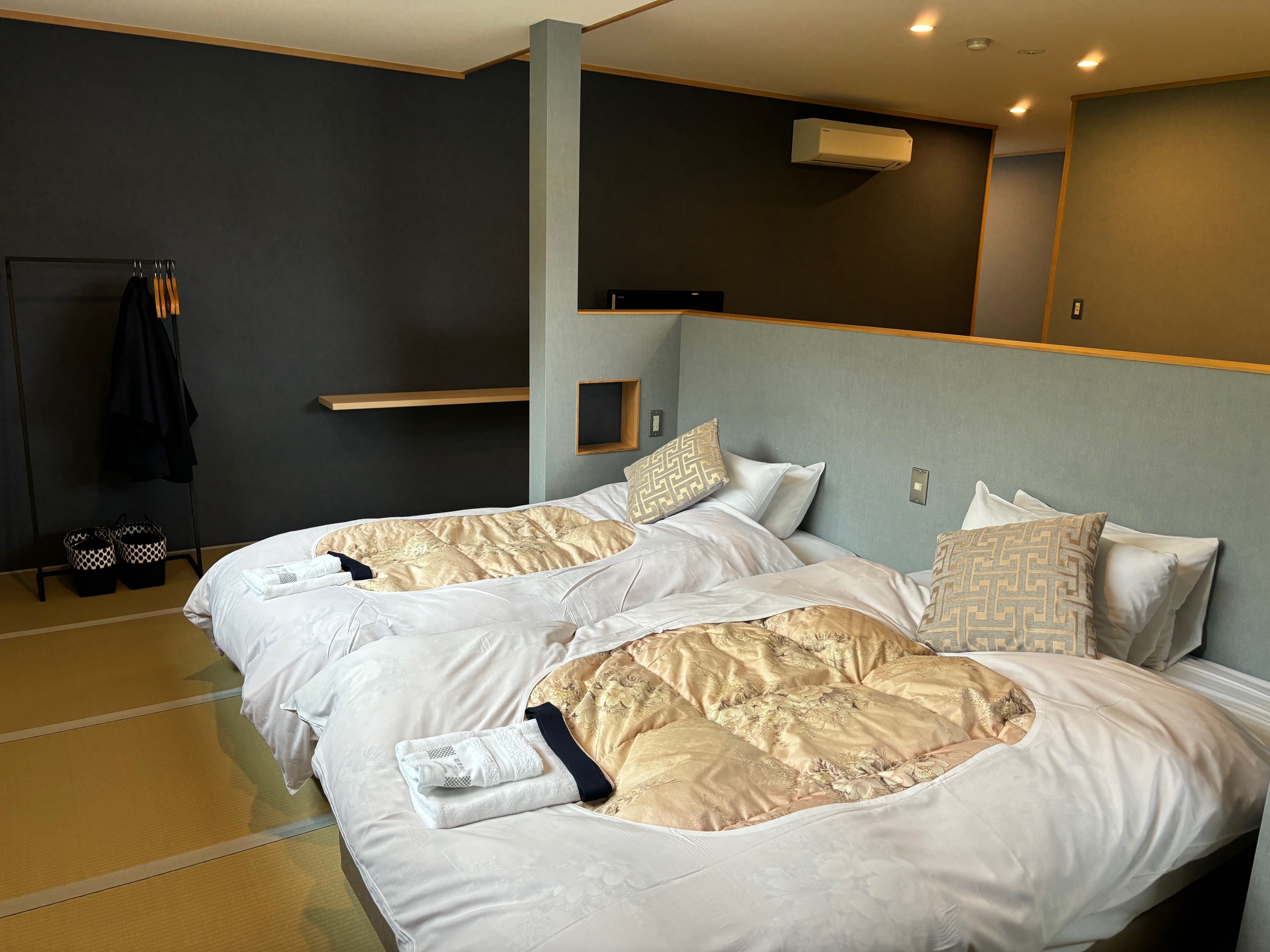 2 tempat tidur dengan pancuran malam berbintang