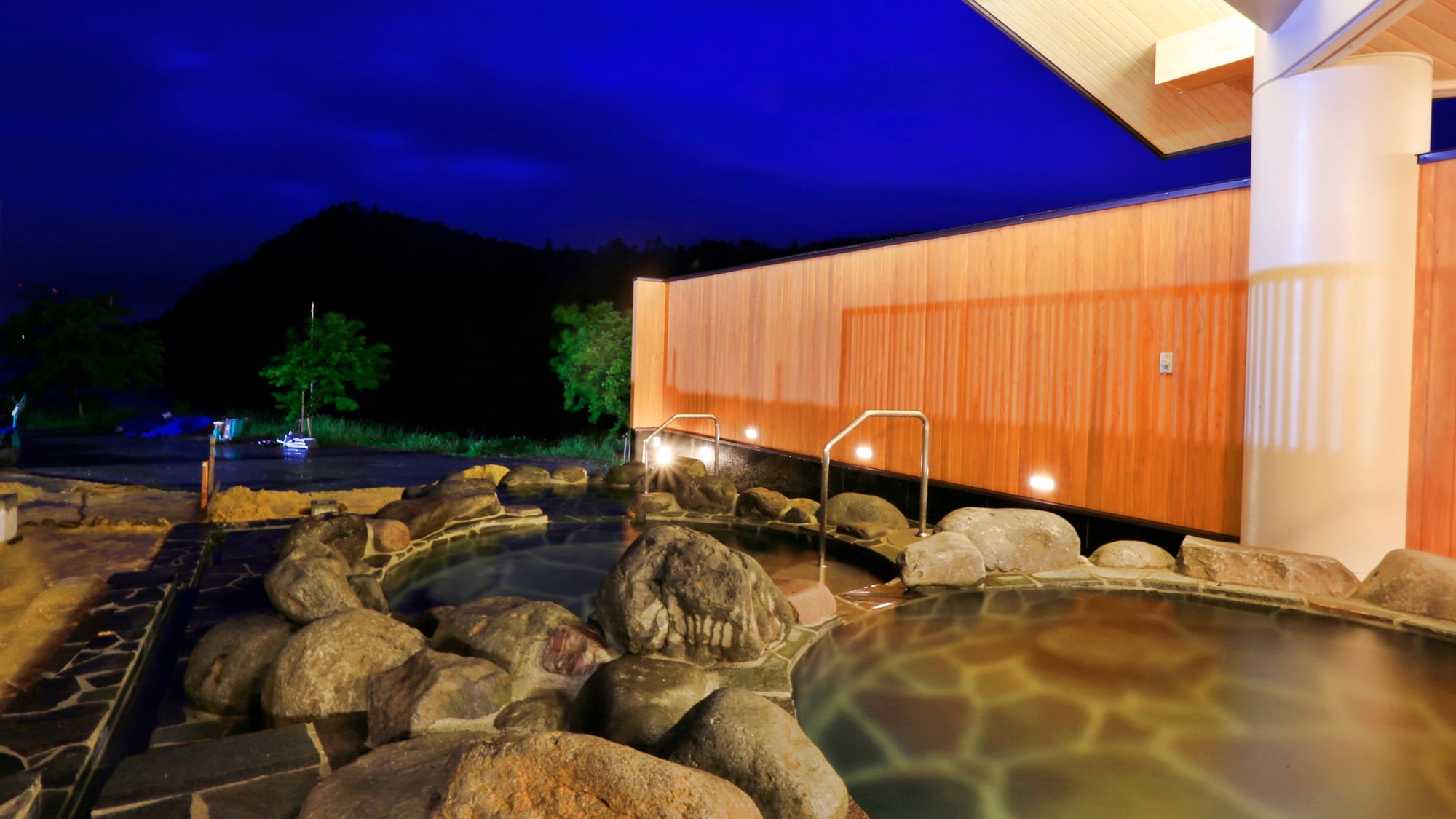 *(Night) Open-air bath