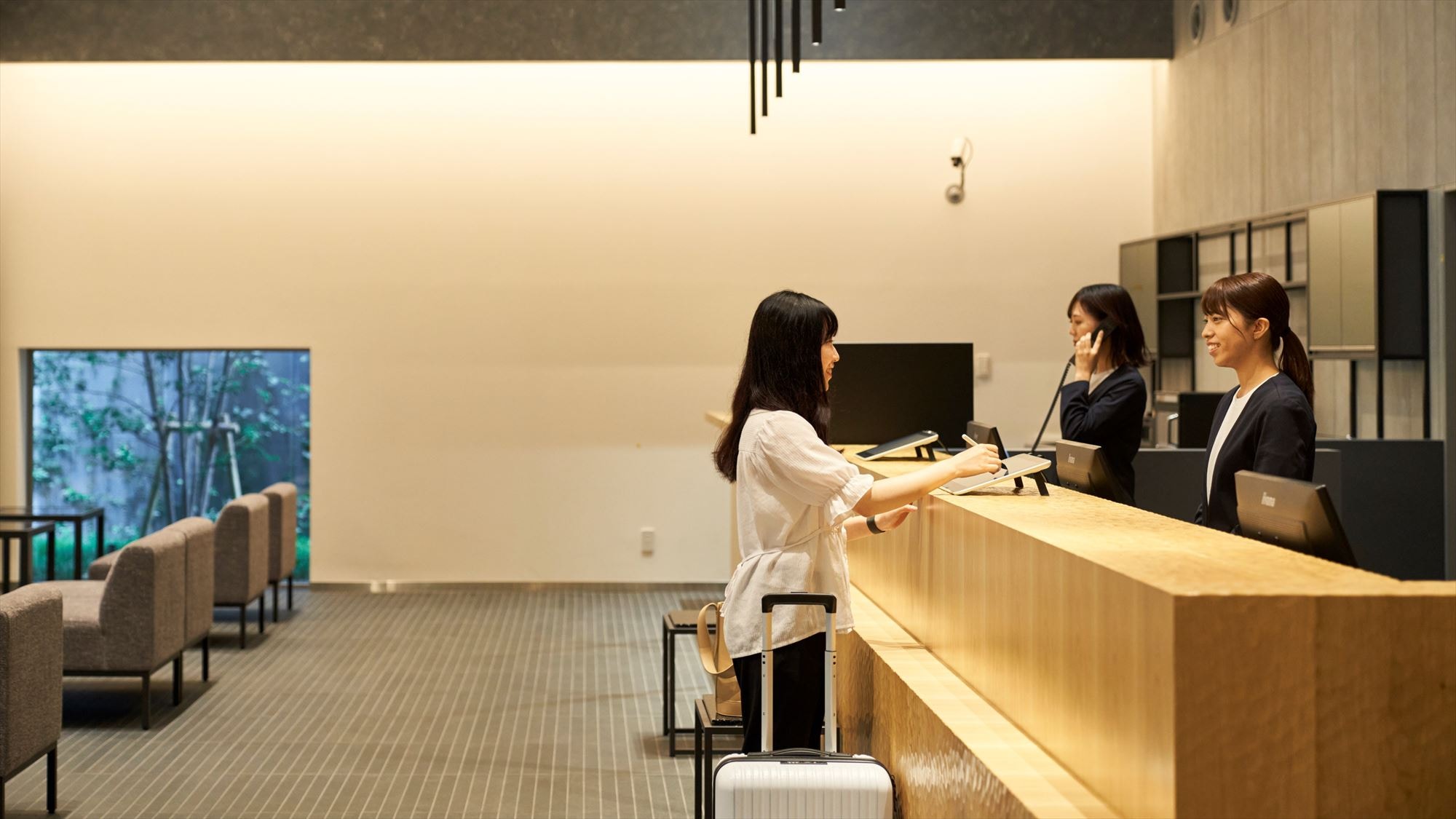 [Lobby] Customers are welcomed at a counter made of domestic wood where you can feel the warmth of wood.