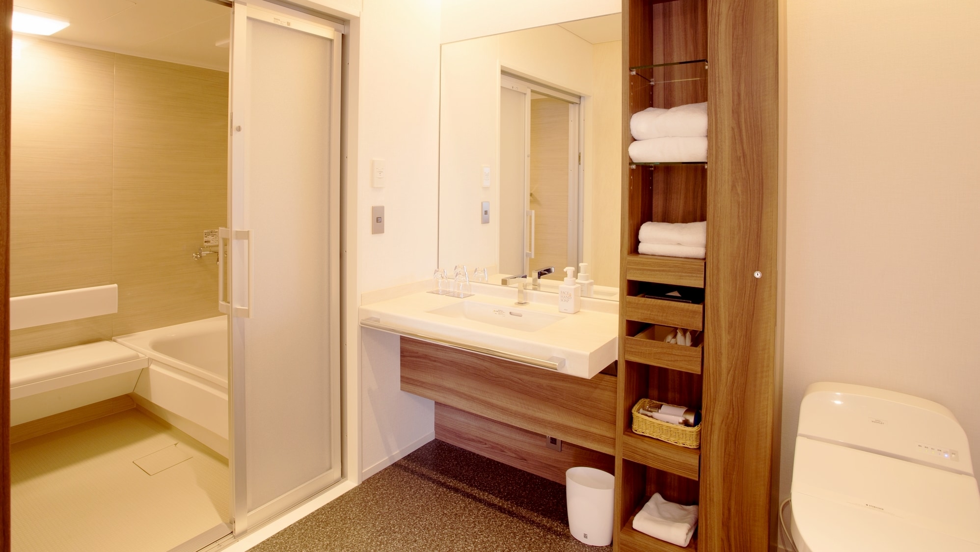 The bath in the universal room has its own chair