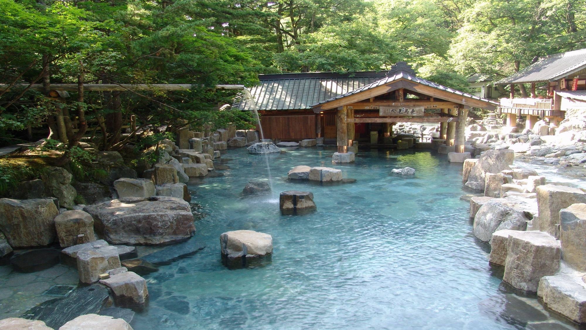 “Makanoyu”混浴，100張榻榻米/寶川溫泉是最著名的露天浴池。這是世界上非常受歡迎的露天浴池