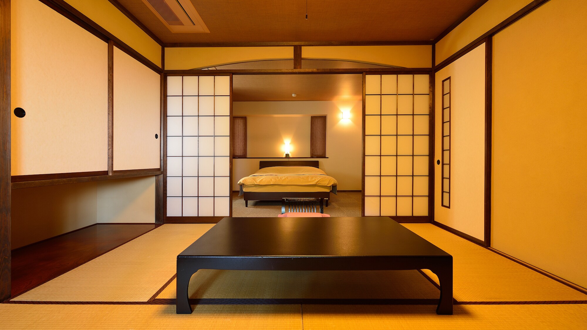 Japanese-Western style room (8 tatami mats + double room)