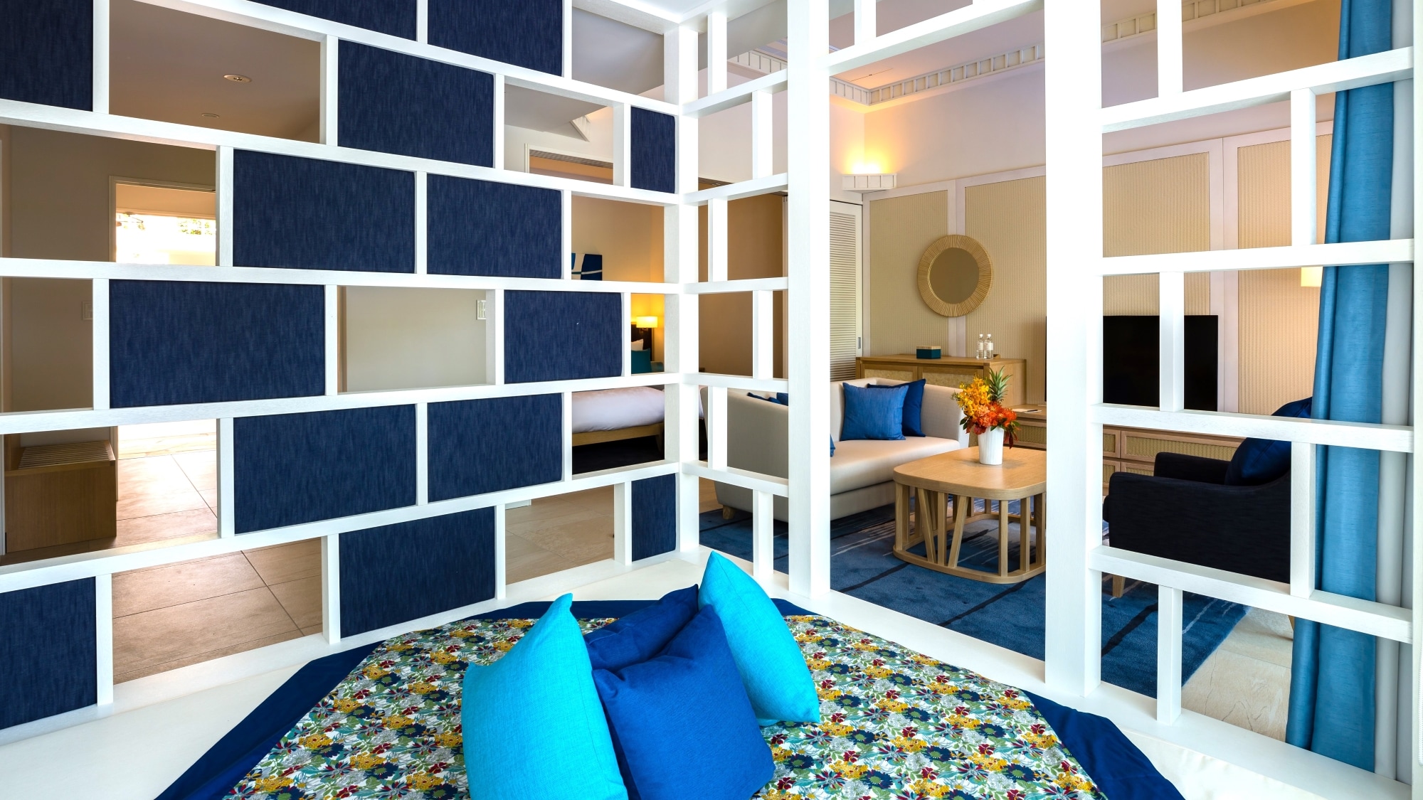 [Pool Villa Premier 1F] The daybed that juts out onto the terrace gives you the feeling of a tropical resort.