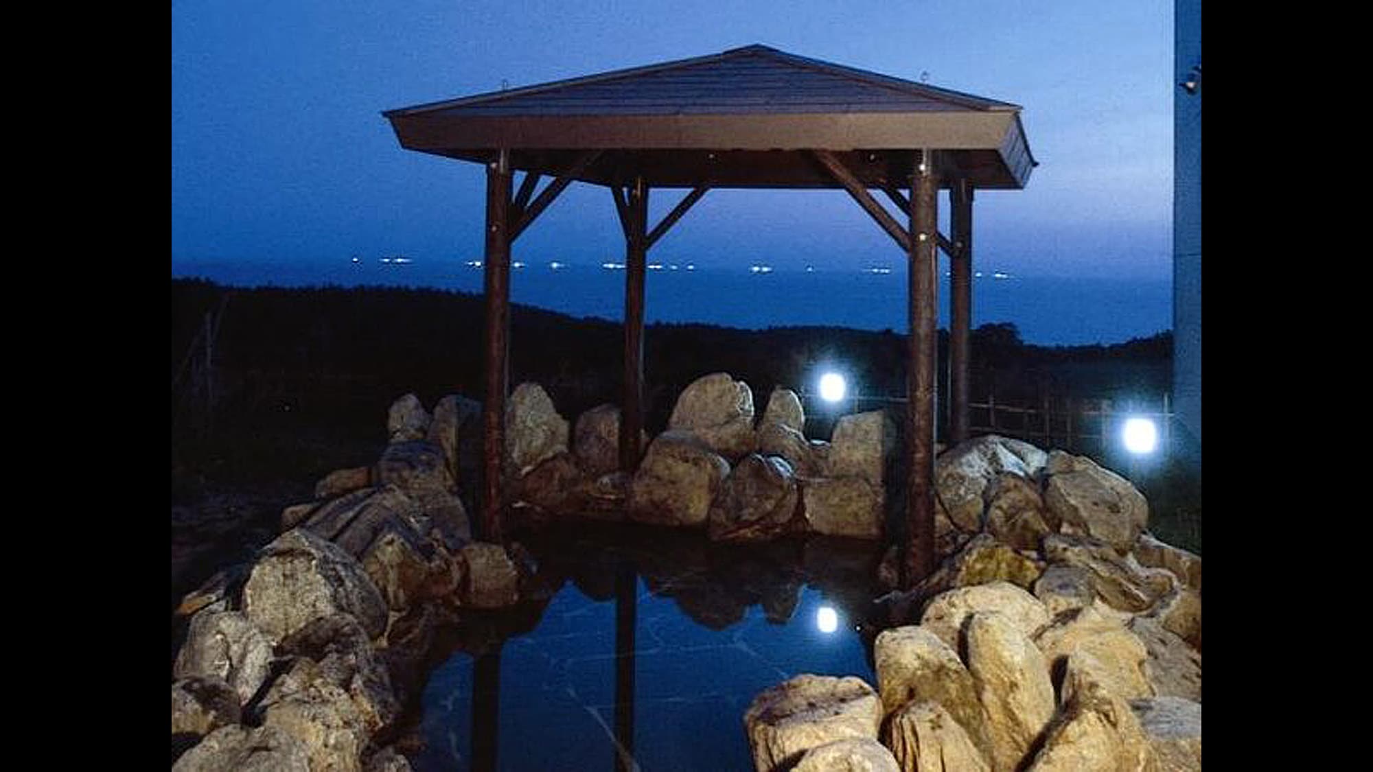 [Open-air bath at night]