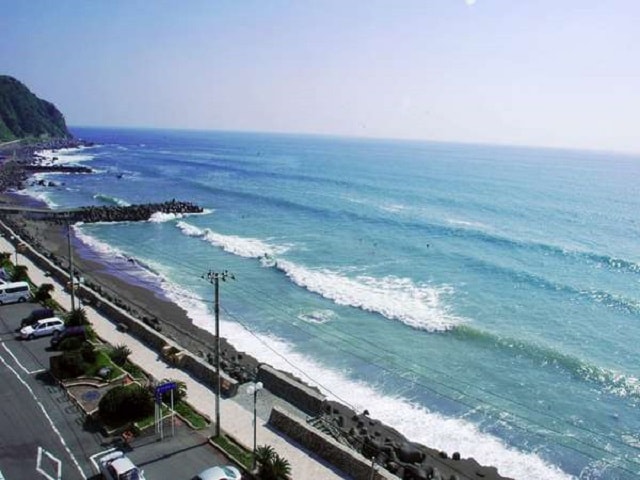 You can see the sea of Atagawa from your room.