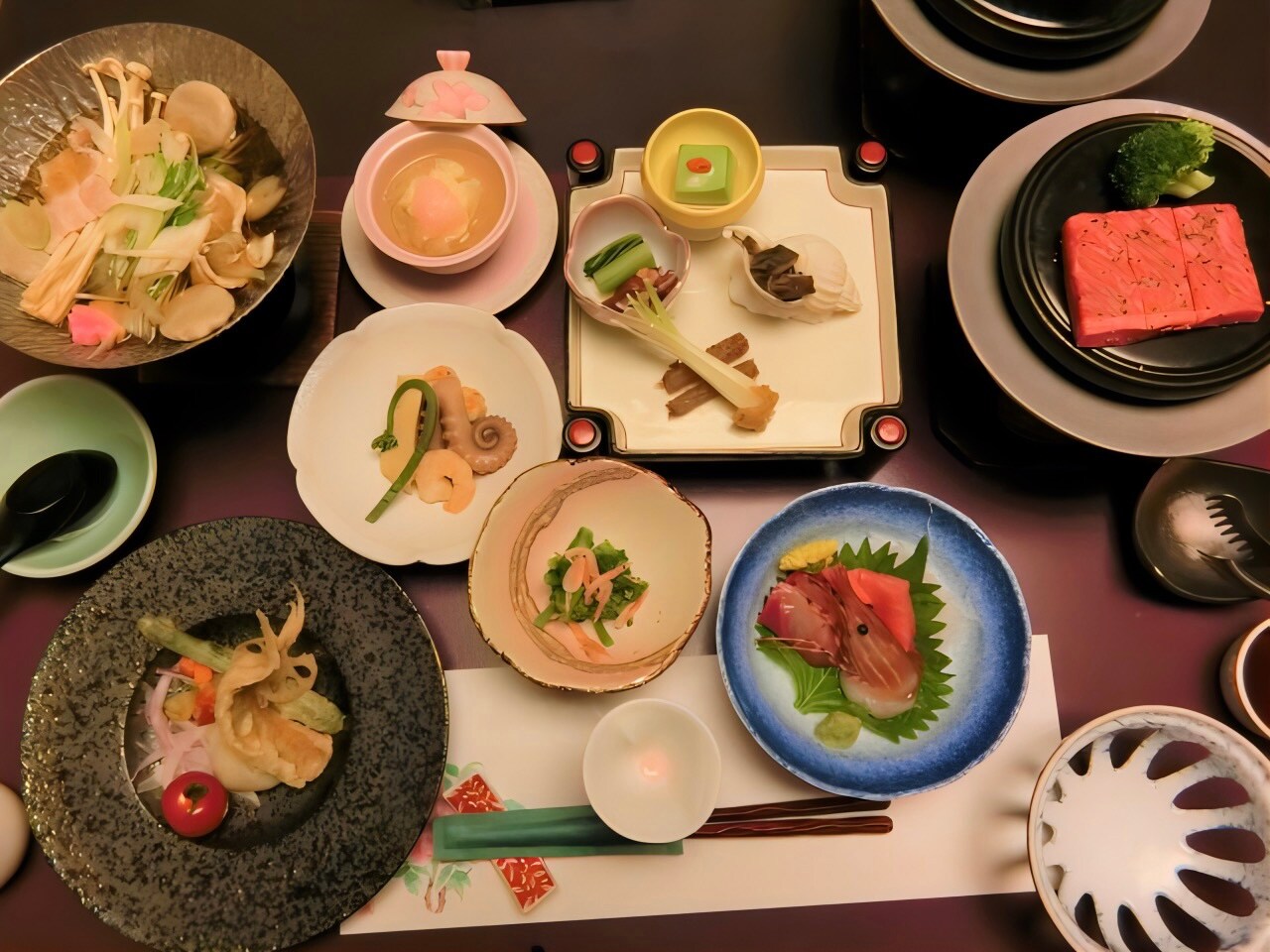 Nikmati perpaduan masakan Ehime dan bahan-bahan musiman dalam kursus "Spring Taste Kaiseki" yang disiapkan oleh koki lokal.