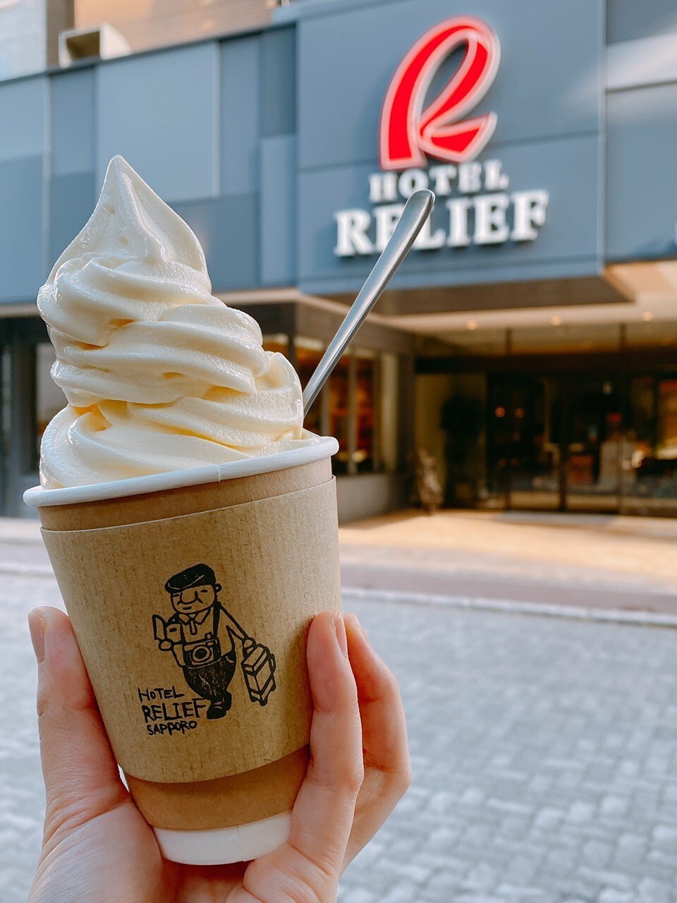 ไอศกรีมซอฟต์เสิร์ฟที่ทานได้ไม่อั้นที่ [เลานจ์ฟรี] เฉพาะสำหรับผู้อยู่อาศัยเท่านั้น ♪ (เวลาทำการ: 12-21 น.)