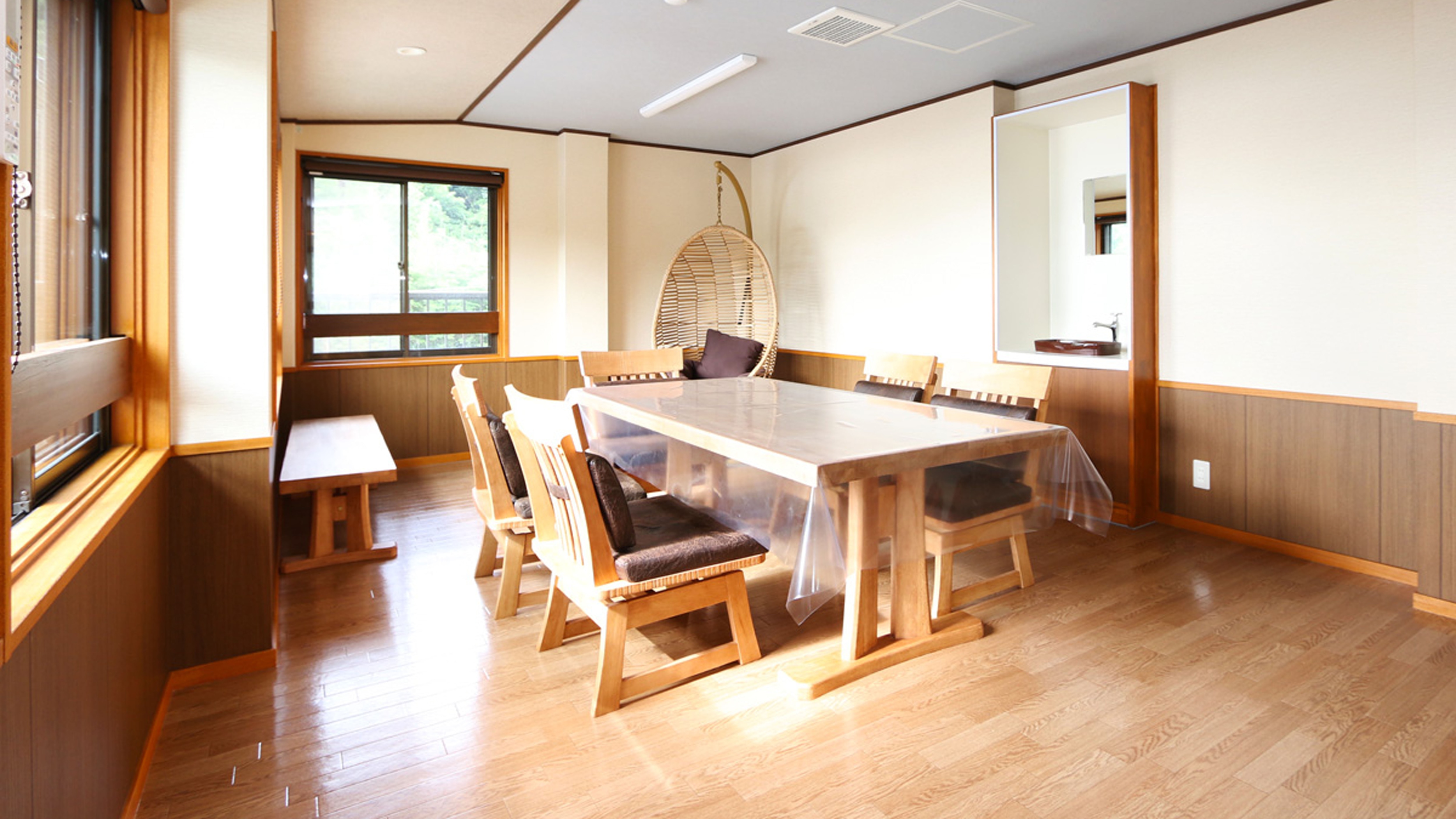 [Nhà hàng "Isaribi Observation Lounge" (Tầng 4)] Thưởng thức bữa ăn thư giãn trong khi ngắm nhìn quang cảnh đại dương thanh bình.