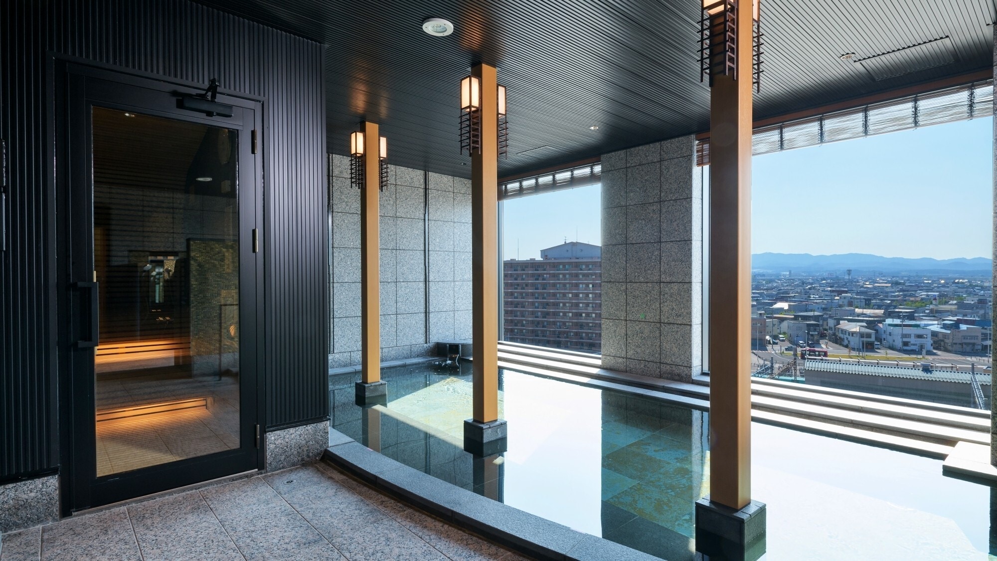 [Wa Onsen] "AI" Tận hưởng phòng xông hơi thiền và tắm nước lạnh trong khi ngắm nhìn đường sắt.