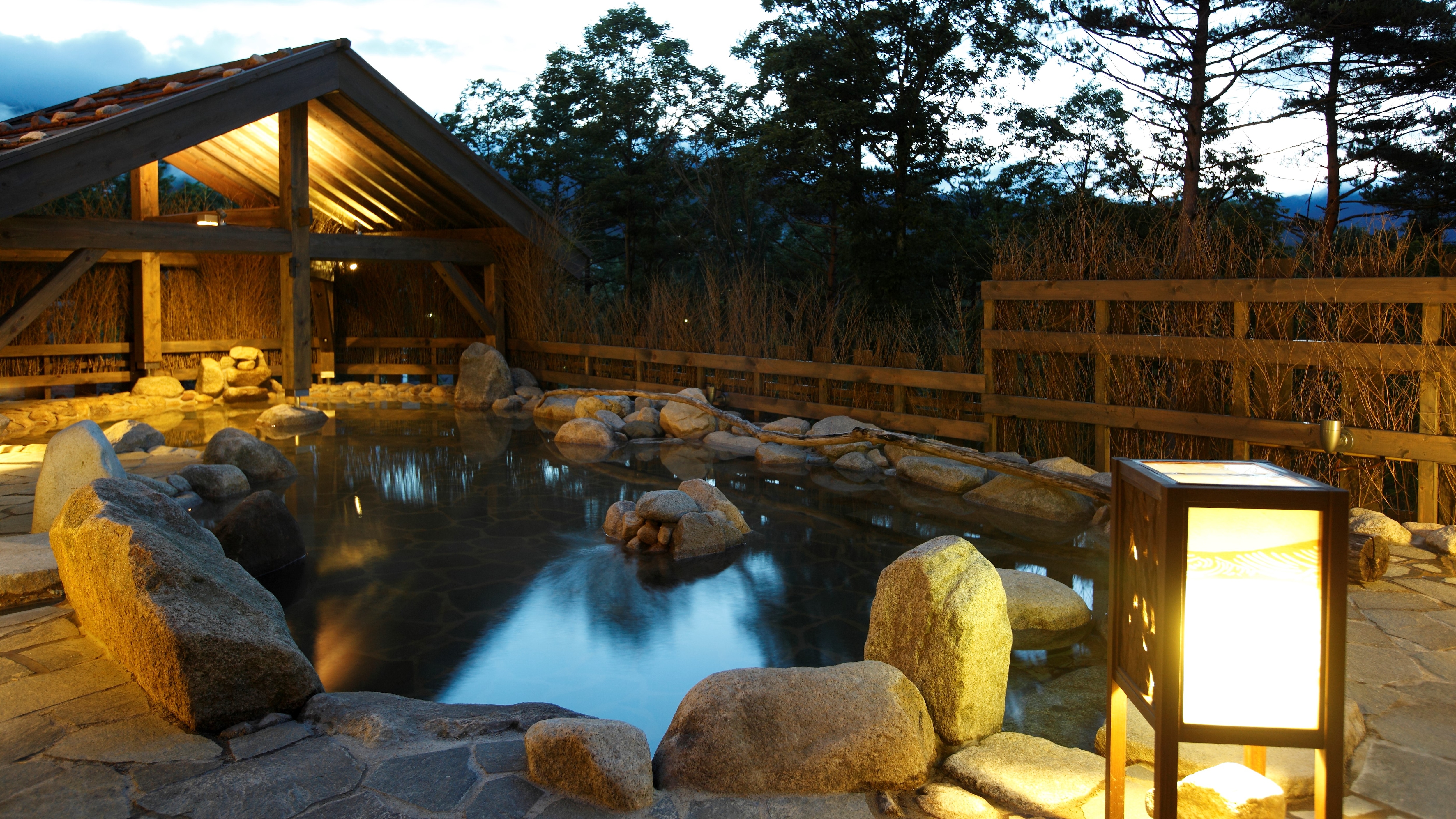 ● Large communal bath: Seasonal hot spring (open-air bath)