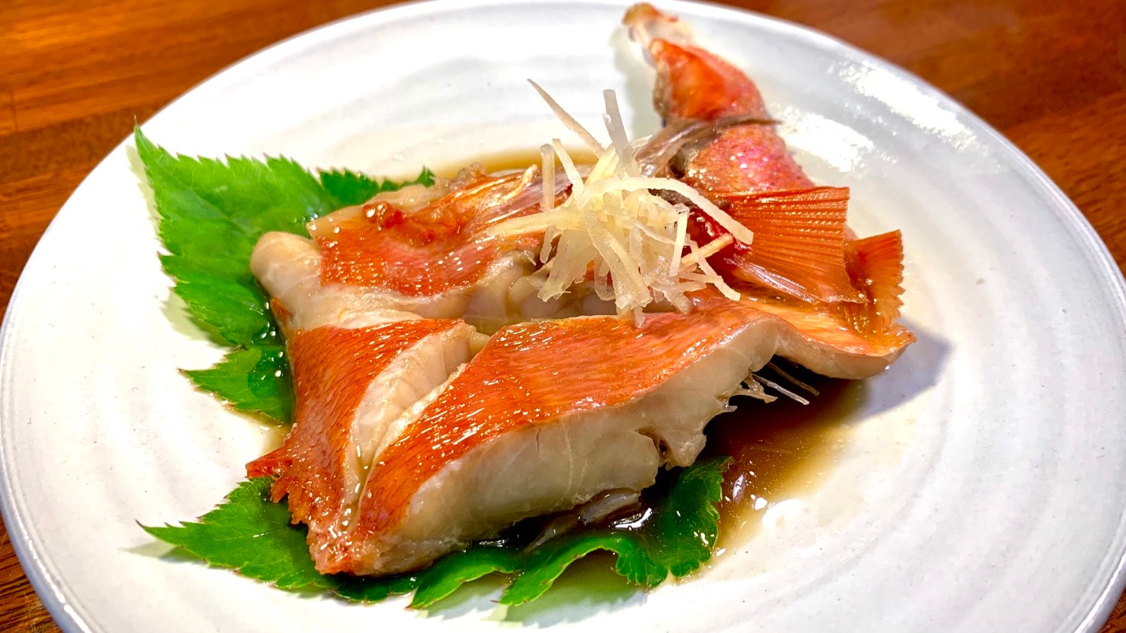 Ikan kakap bermata emas yang lembut