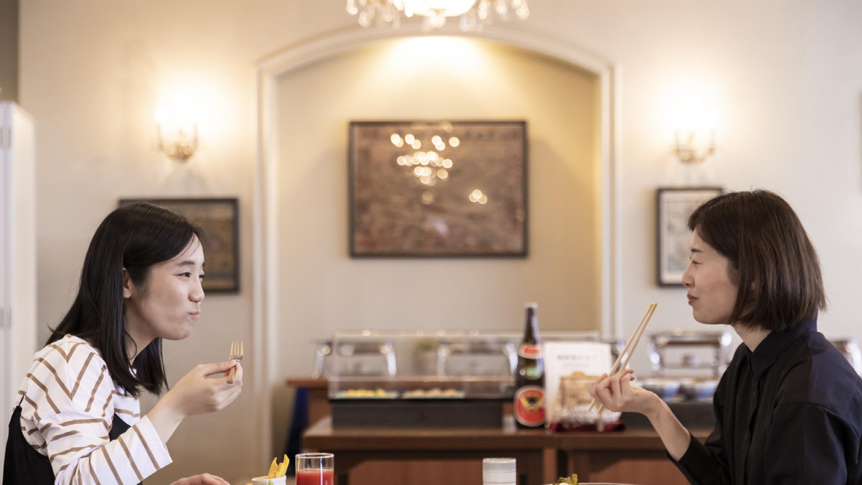 在明亮開放的餐廳享用早餐。