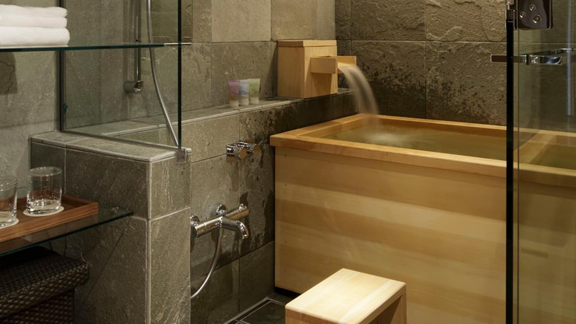 ■ Suite room bathroom